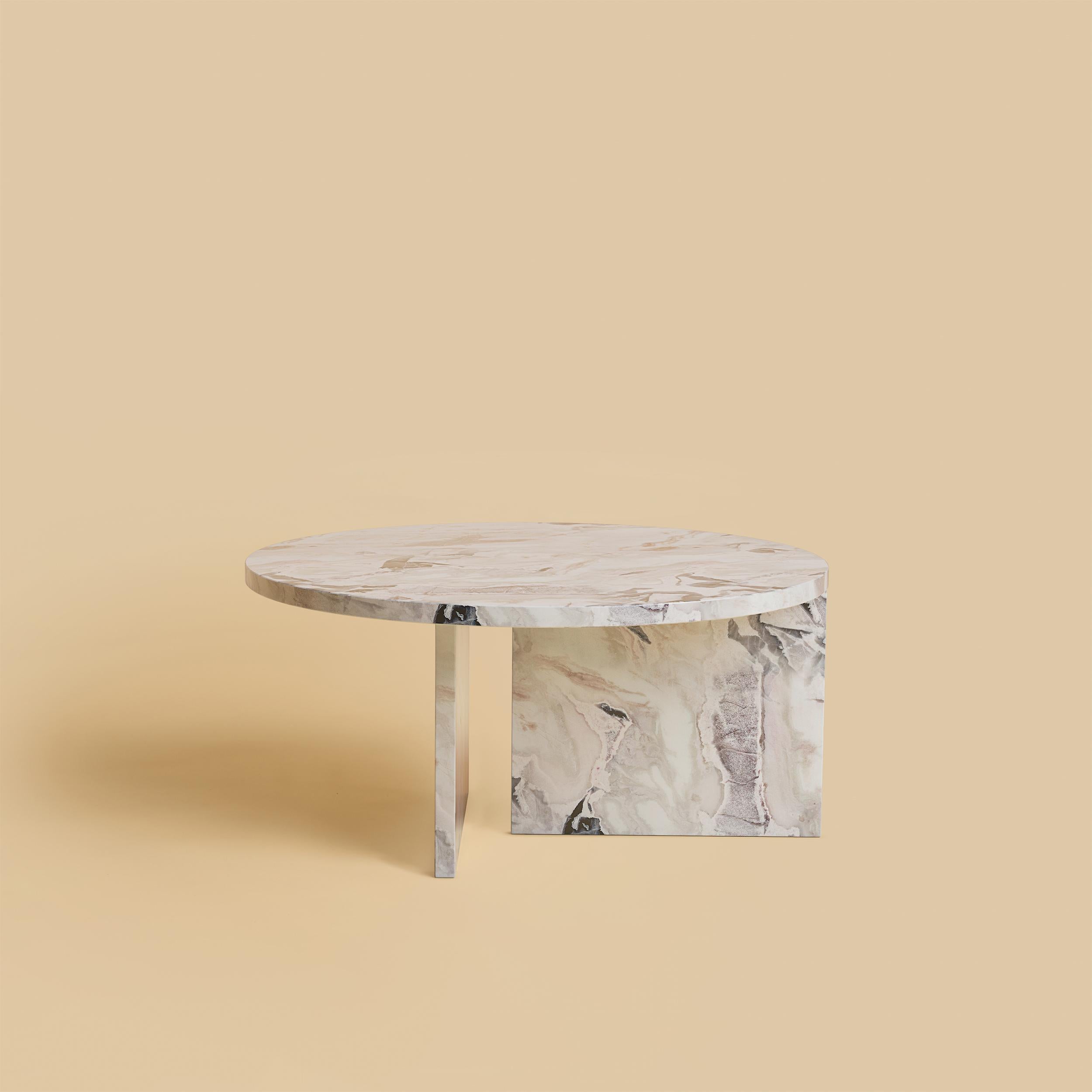 Table basse Hashi blanche Dover par Lebanto
Dimensions : L 60 x D 60 x H 29 cm
Matériaux : Marbre.

Lebanto est l'expression d'une identité, une tapisserie de rêves tissée à partir des fils de leur vie. Leur parcours a commencé par une vision simple