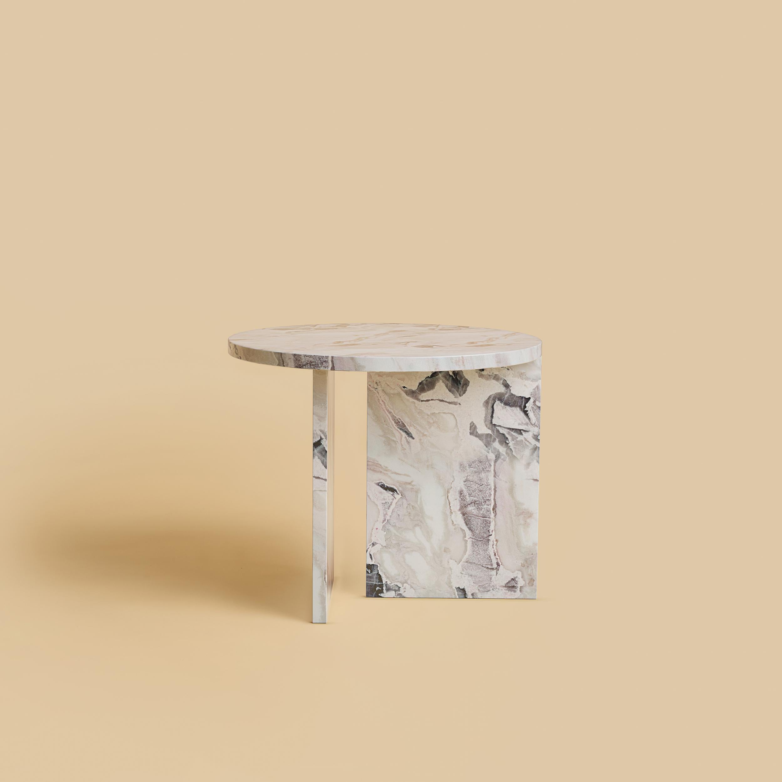 Table d'appoint Kyushu blanche Dover par Lebanto
Dimensions : L 45 x D 45 x H 39 cm
Matériaux : Marbre.

Lebanto est l'expression d'une identité, une tapisserie de rêves tissée à partir des fils de leur vie. Leur parcours a commencé par une vision