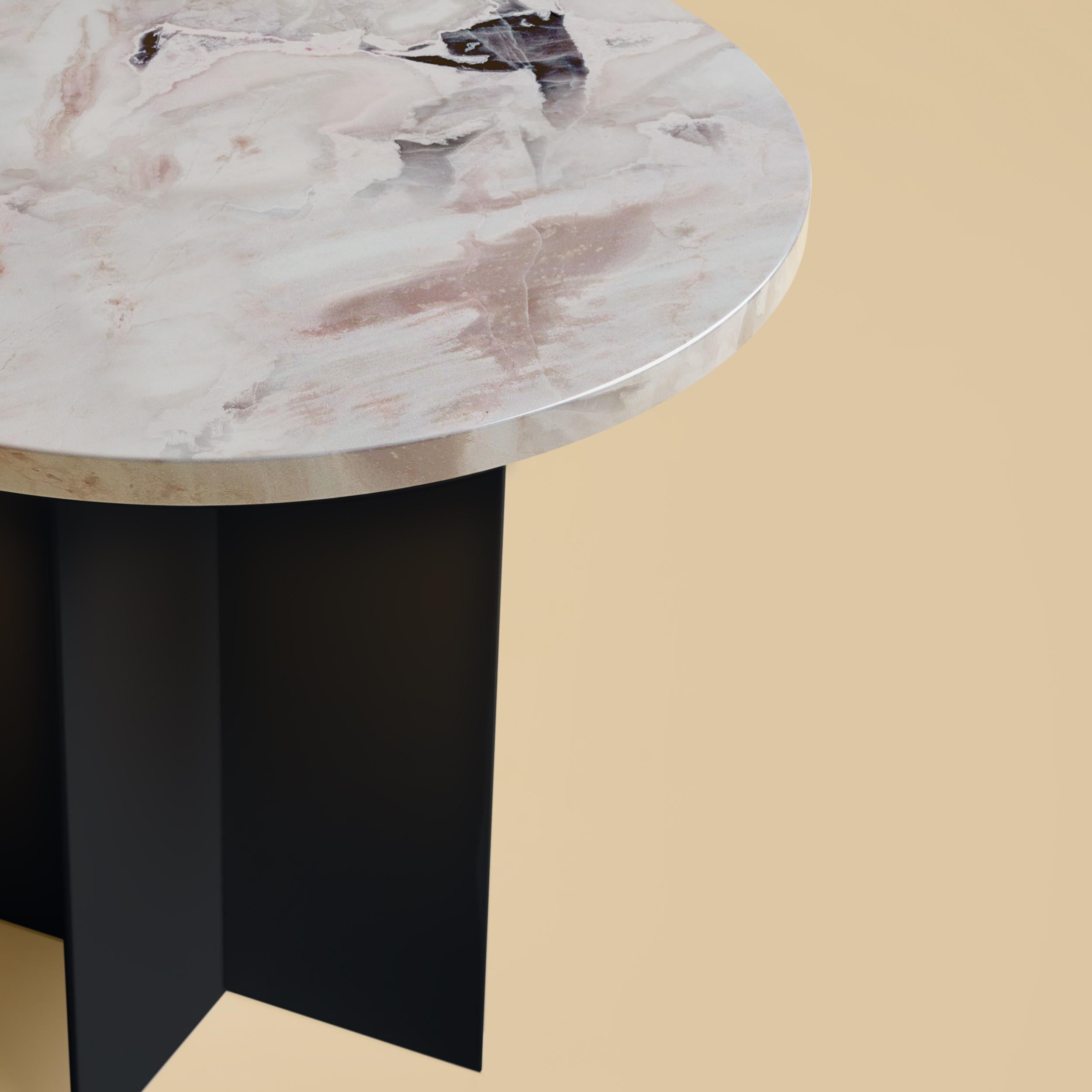 La table basse Baker est fabriquée avec une base en métal revêtu de poudre et un plateau en marbre Dover White. Le dessus est de couleur blanche et circulaire et a un diamètre de 45cm, tandis que la base est obtenue en collant des plaques de métal