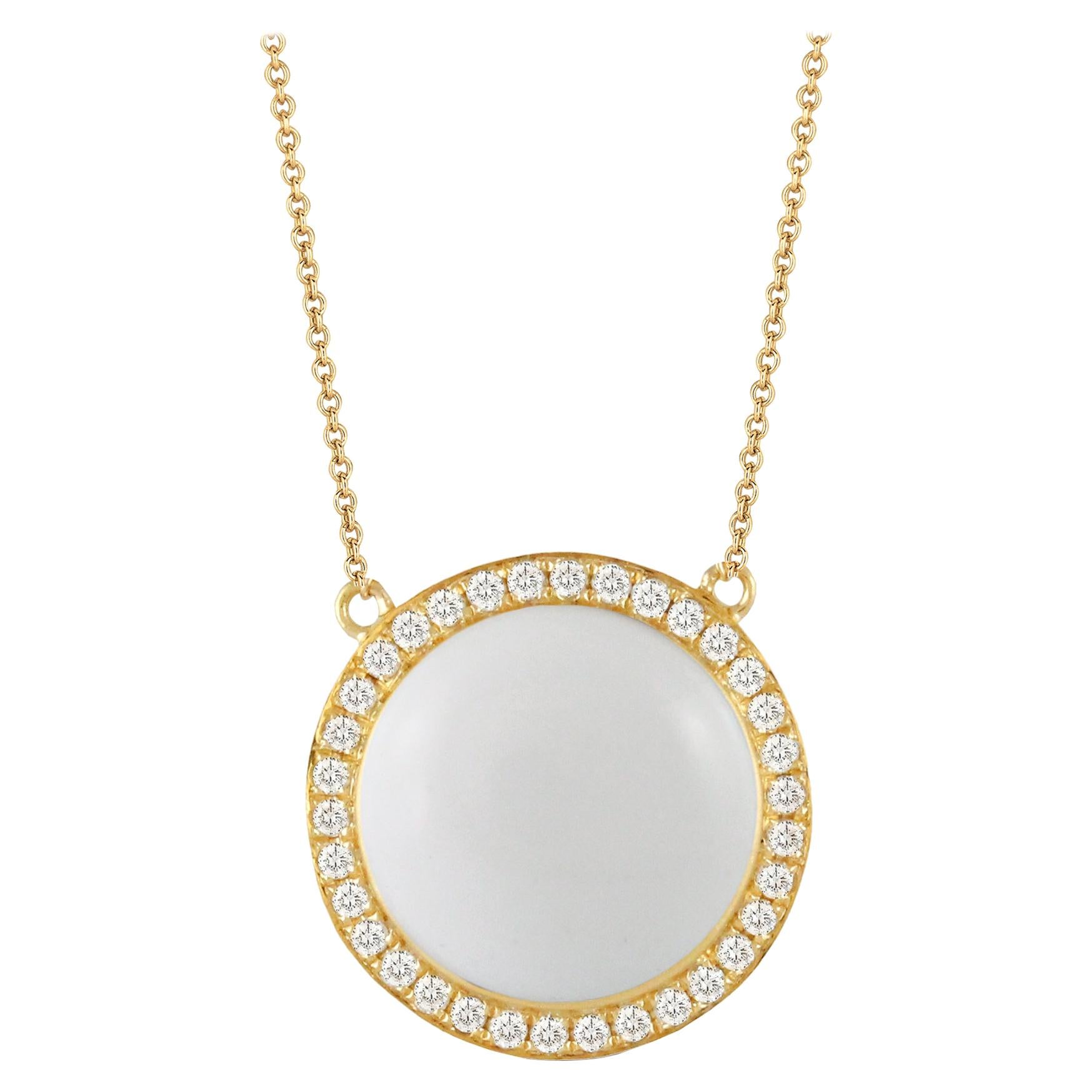 Doves 18 Karat Gold Necklace with Round Cabochon-Cut White Agate and Diamonds For Sale