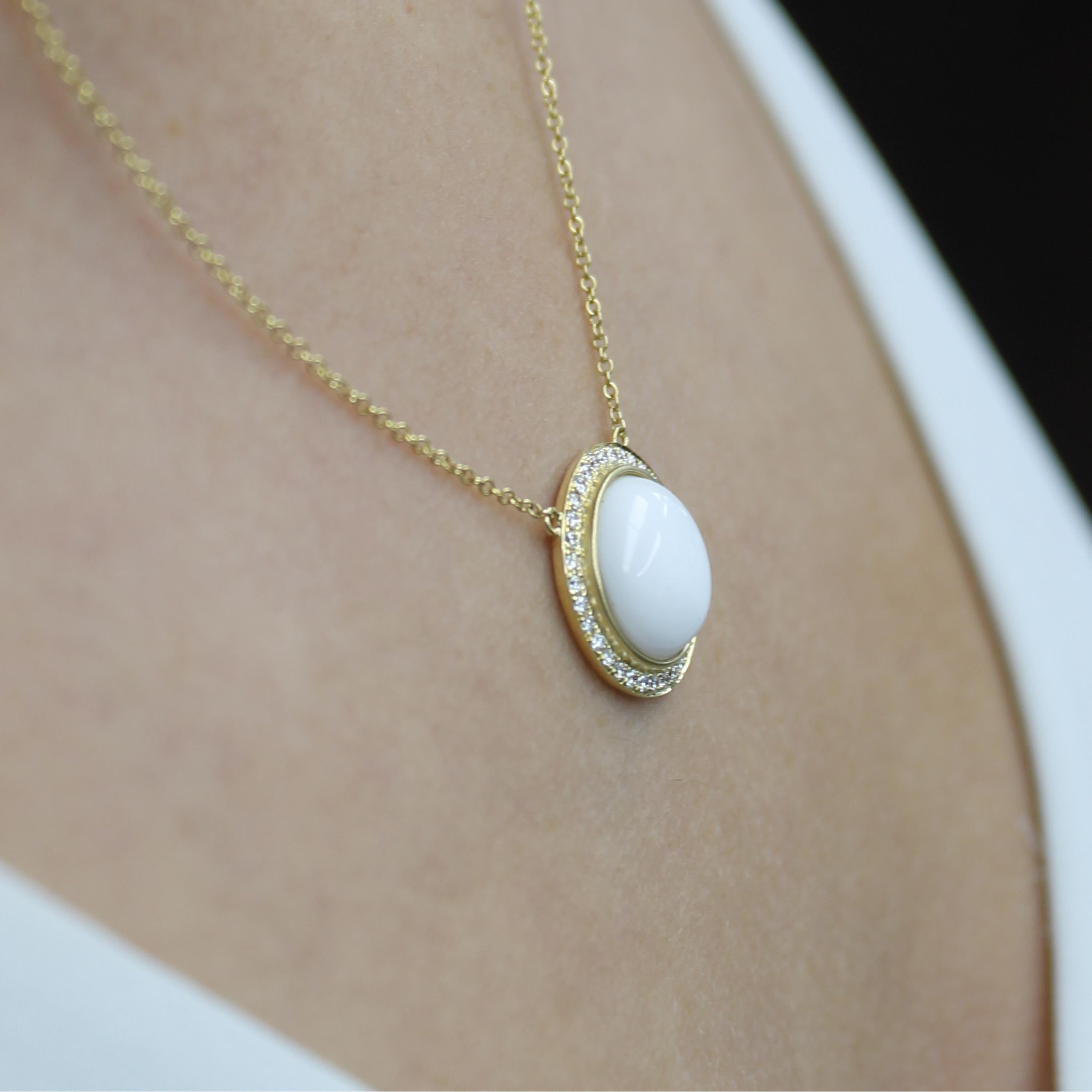 Contemporary Doves 18 Karat Gold Necklace with Round Cabochon-Cut White Agate and Diamonds For Sale