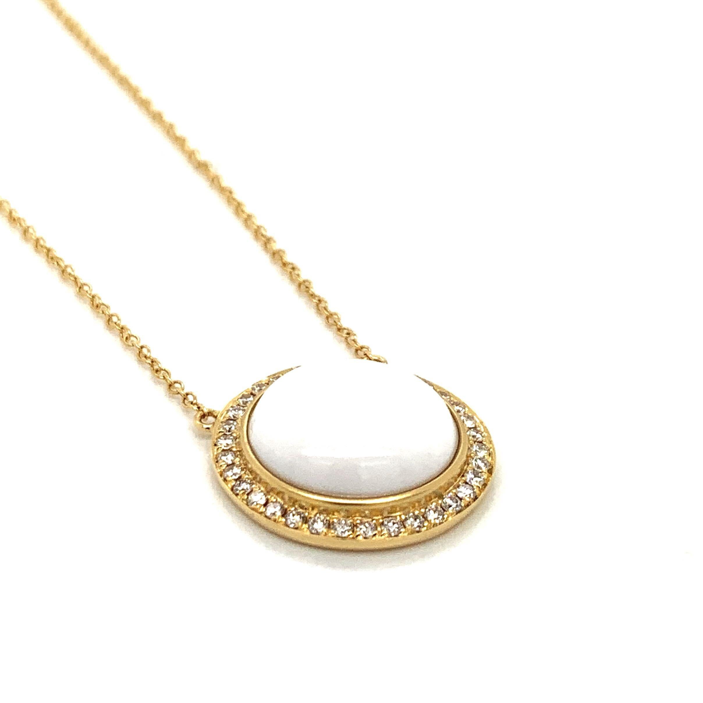 Doves 18 Karat Gold Necklace with Round Cabochon-Cut White Agate and Diamonds In New Condition For Sale In Great Neck, NY