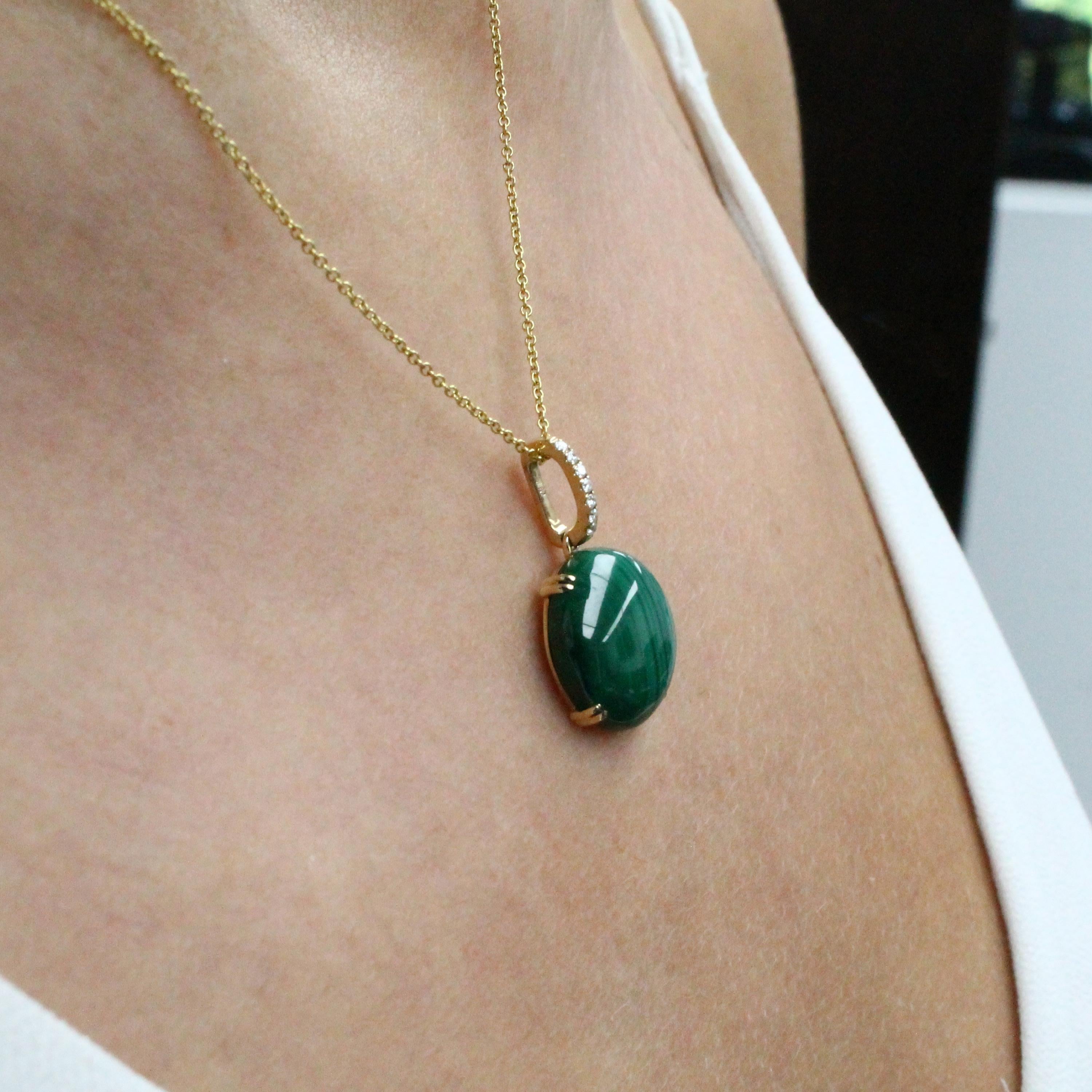 Doves 18K Yellow Gold Pendant Necklace w/ Round Cabochon Malachite and Diamonds In New Condition In Great Neck, NY