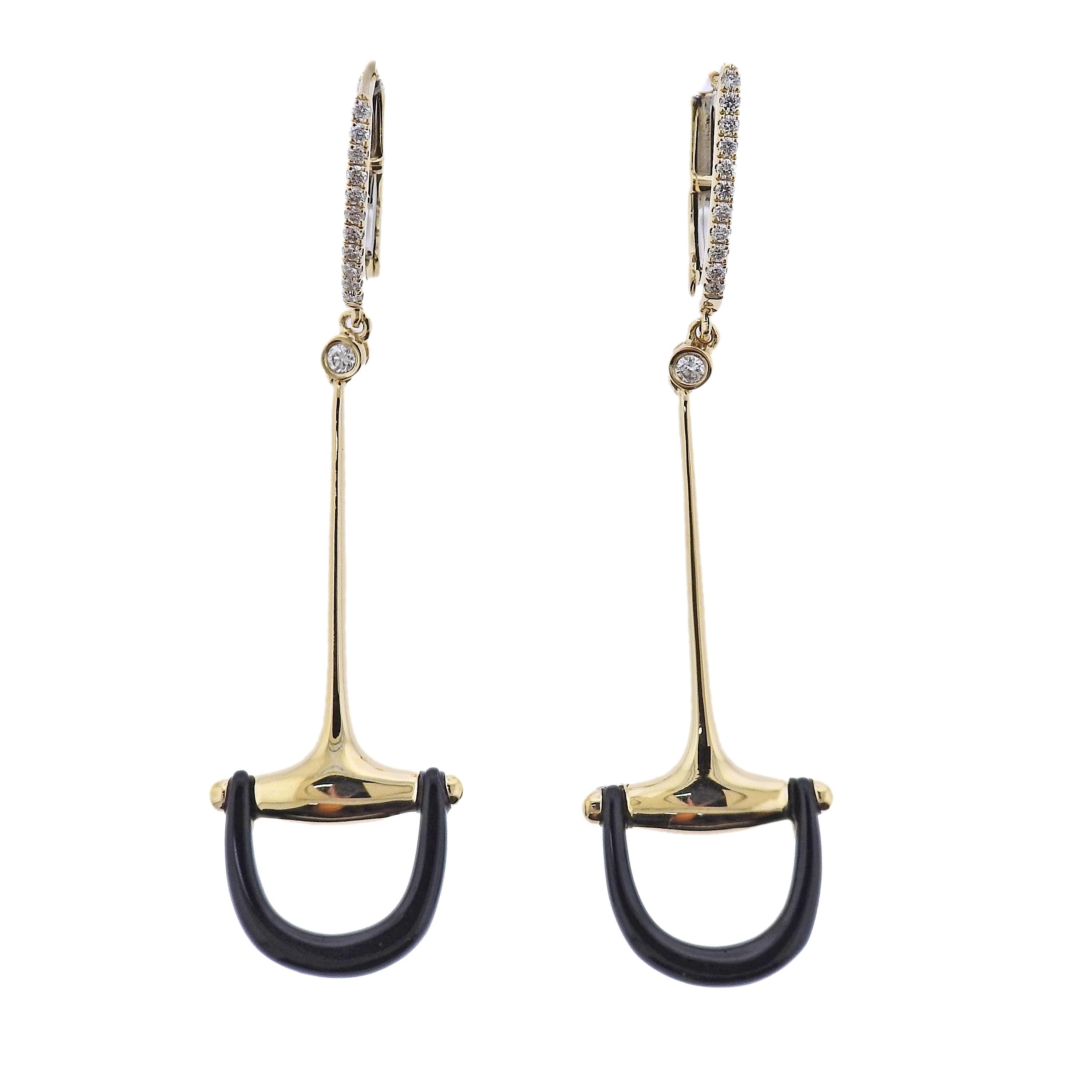 Nuovissimo paio di orecchini a forma di cavallo in oro giallo 18k di Doves Doron Paloma, con onice e diamanti H/VS da 0,15ctw.  Gli orecchini sono lunghi 53 mm. Peso - 6 grammi. Marcato: 18k,  Marchio della colomba. 