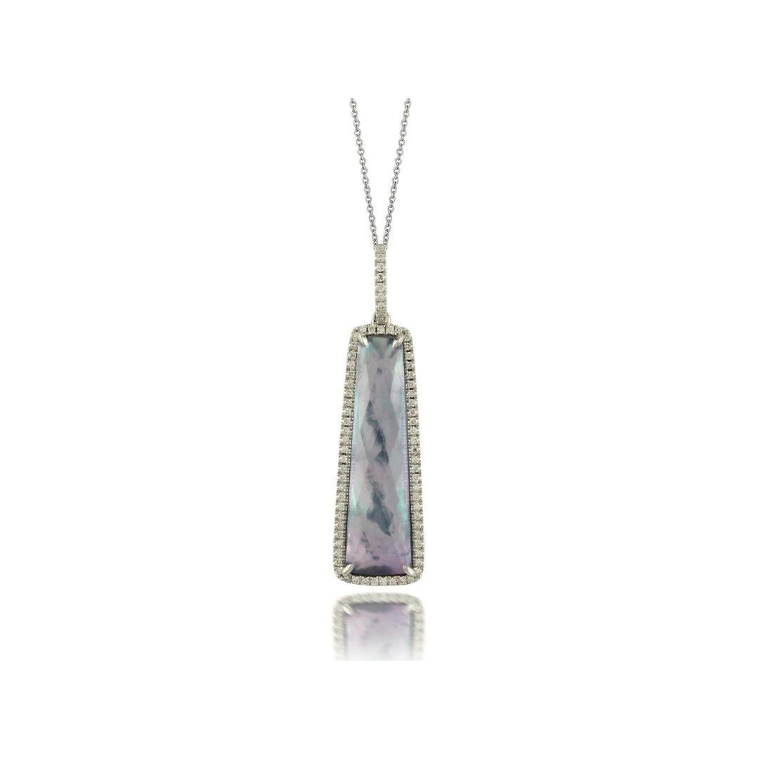 Whiting pendentif en or blanc 18k avec diamants. La base en lapis bleu est surmontée de nacre blanche au centre, et de quartz blanc clair, le tout entouré de magnifiques diamants ronds de taille brillant sertis en pavé. Le pendentif contient