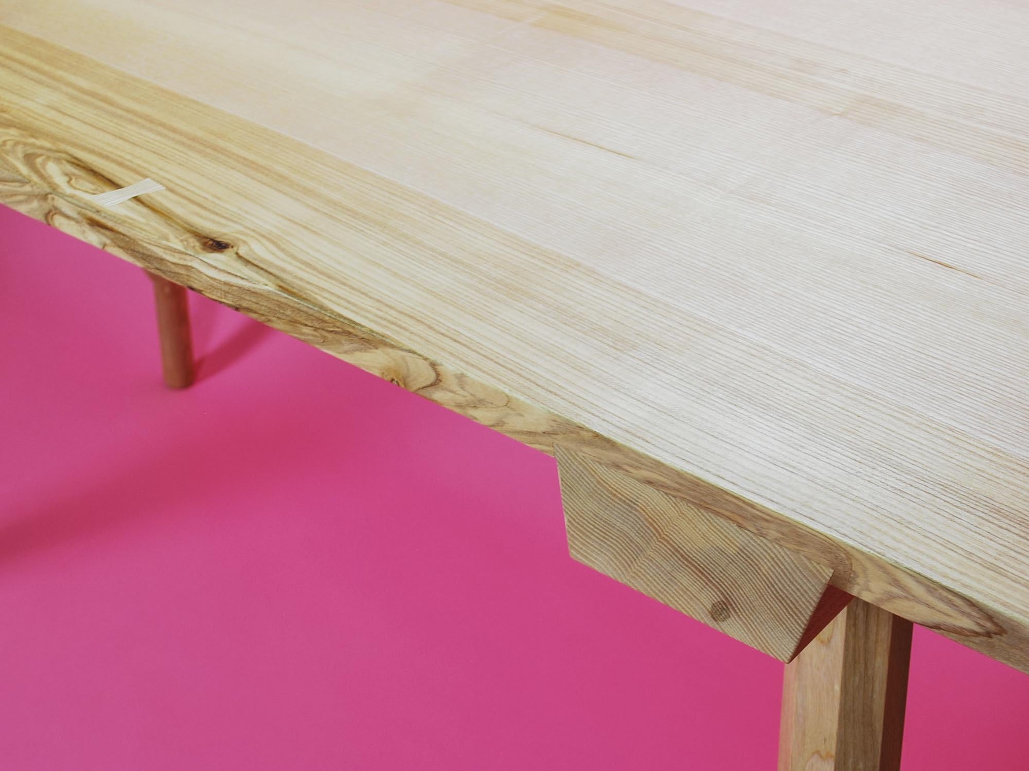 Organique Table de salle à manger en frêne massif avec pieds à vis, design Loose Fit, Royaume-Uni en vente