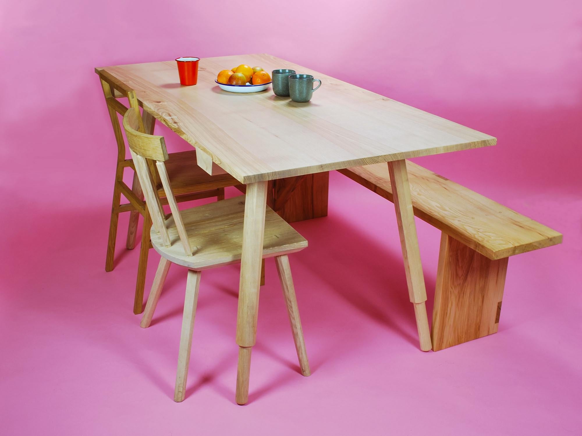 Table de salle à manger en frêne massif avec pieds à vis, design Loose Fit, Royaume-Uni Neuf - En vente à Bexhill-on-Sea East Sussex, GB