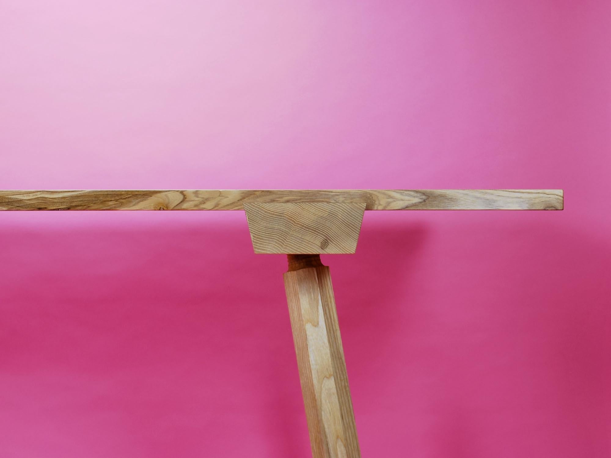 XXIe siècle et contemporain Table de salle à manger en frêne massif avec pieds à vis, design Loose Fit, Royaume-Uni en vente