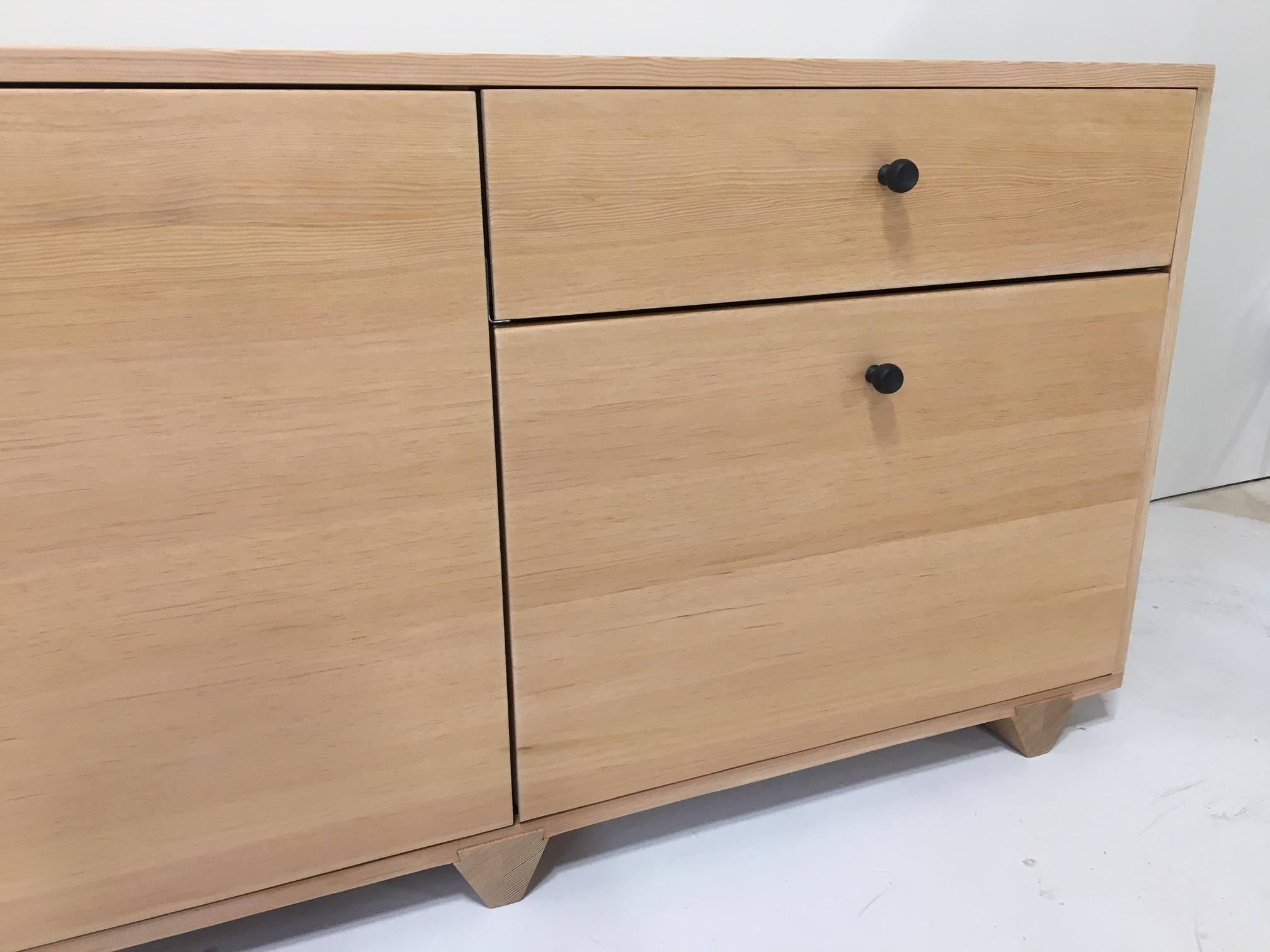 Schwalbenschwanz-Credenza  Studio Moe in vertikalem Getreide Douglas Fir (amerikanisch) im Angebot