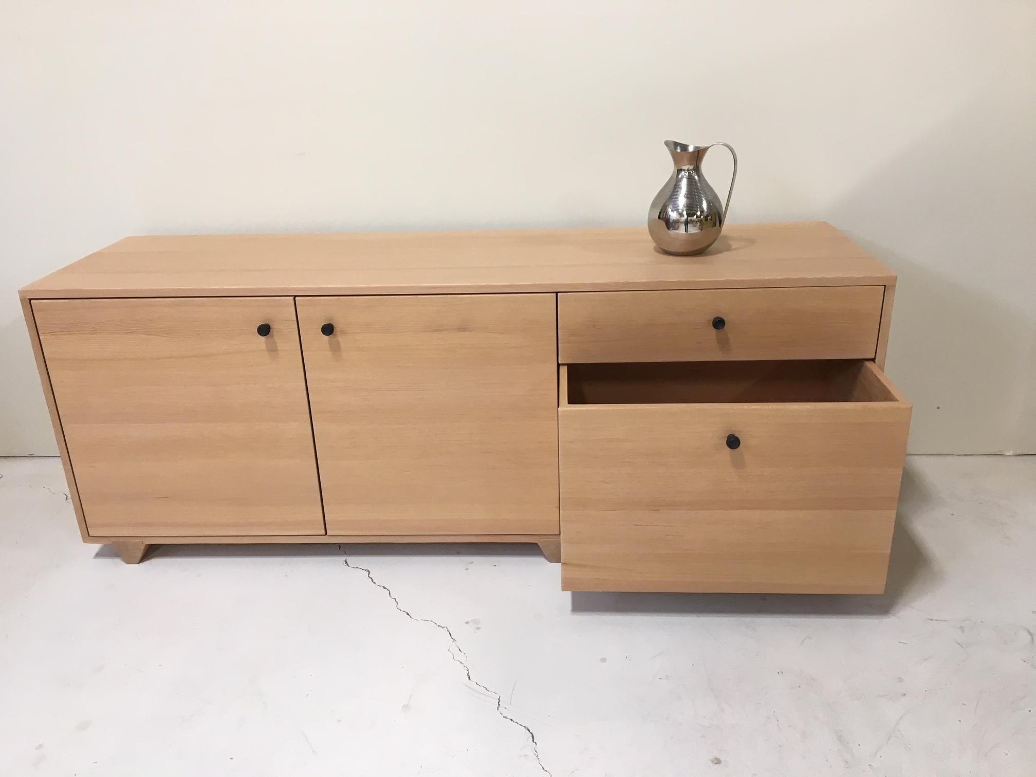 Schwalbenschwanz-Credenza  Studio Moe in vertikalem Getreide Douglas Fir im Zustand „Neu“ im Angebot in Portland, OR