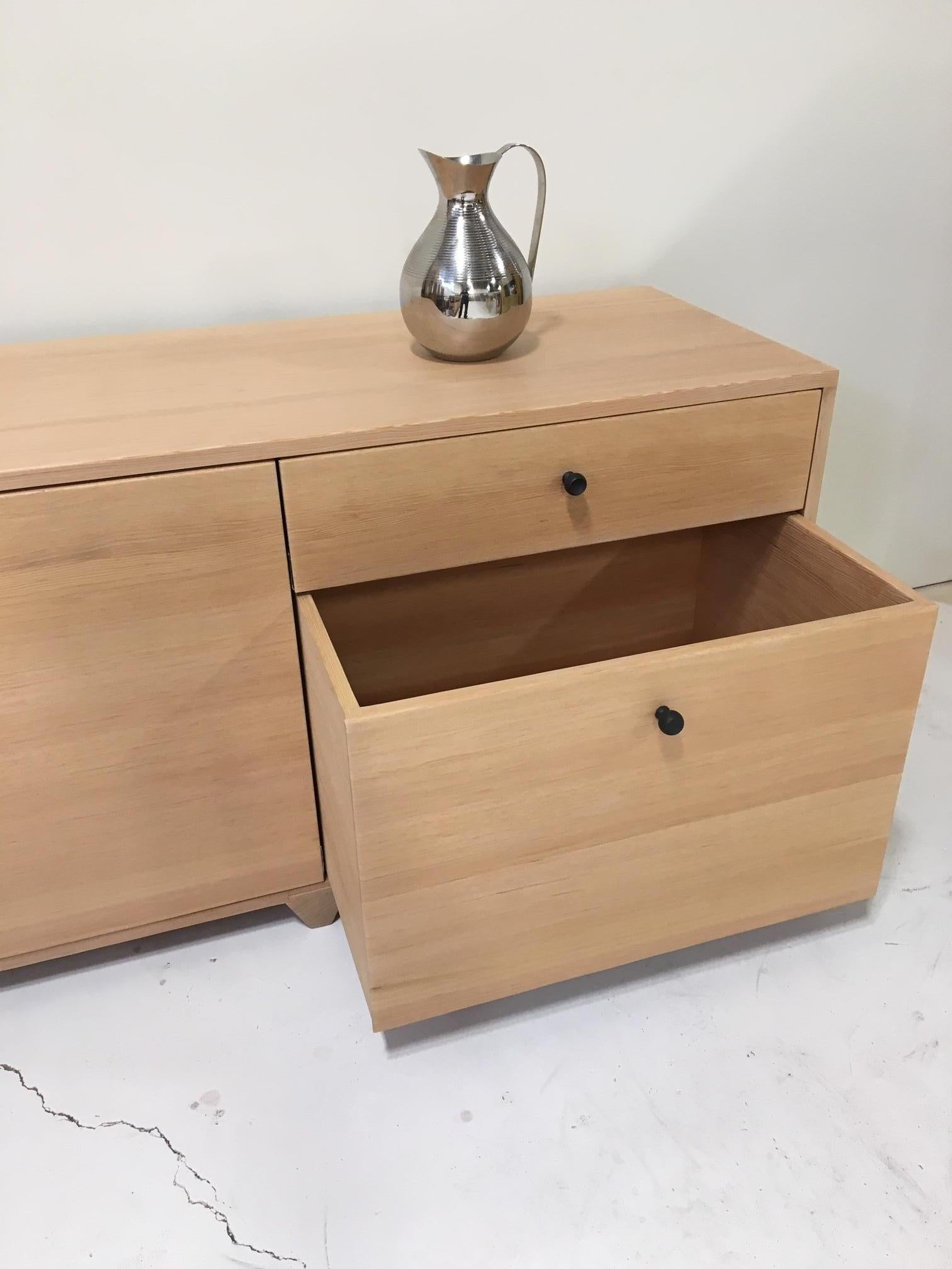 Credenza a coda di rondine  da Studio Moe in Abete Douglas a venatura verticale in vendita 1