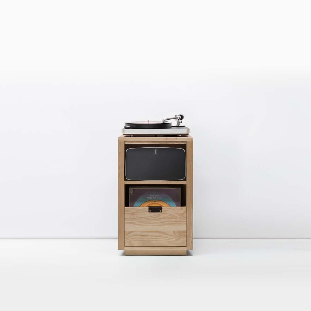 Unsere schwalbenschwanzförmigen Vinylschränke mit Einlegeböden passen zu den gängigsten Sonos-Lautsprechern und funktionieren mit Sonos One, Play 1, Play 3, Play 5, Beam, Playbase und Playbar. In den Schubladen unserer Dovetail-Schränke werden LPs