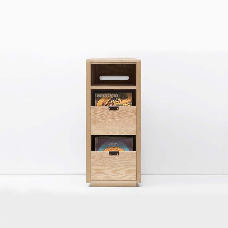 https://a.1stdibscdn.com/dovetail-vinyl-storage-cabinet-1-x-25-with-equipment-shelf-for-sale-picture-2/f_27523/f_139980321552494045921/Dovetail_Vinyl_Storage_Cabinet_1x2_5_Open_Full_master.jpg?width=768