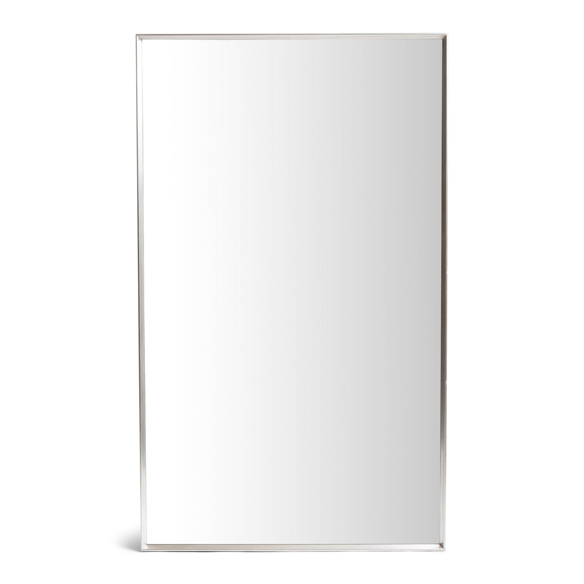 Uno specchio da parete di grandi dimensioni, con una cornice in alluminio a barra piatta e una particolare giuntura a coda di rondine.