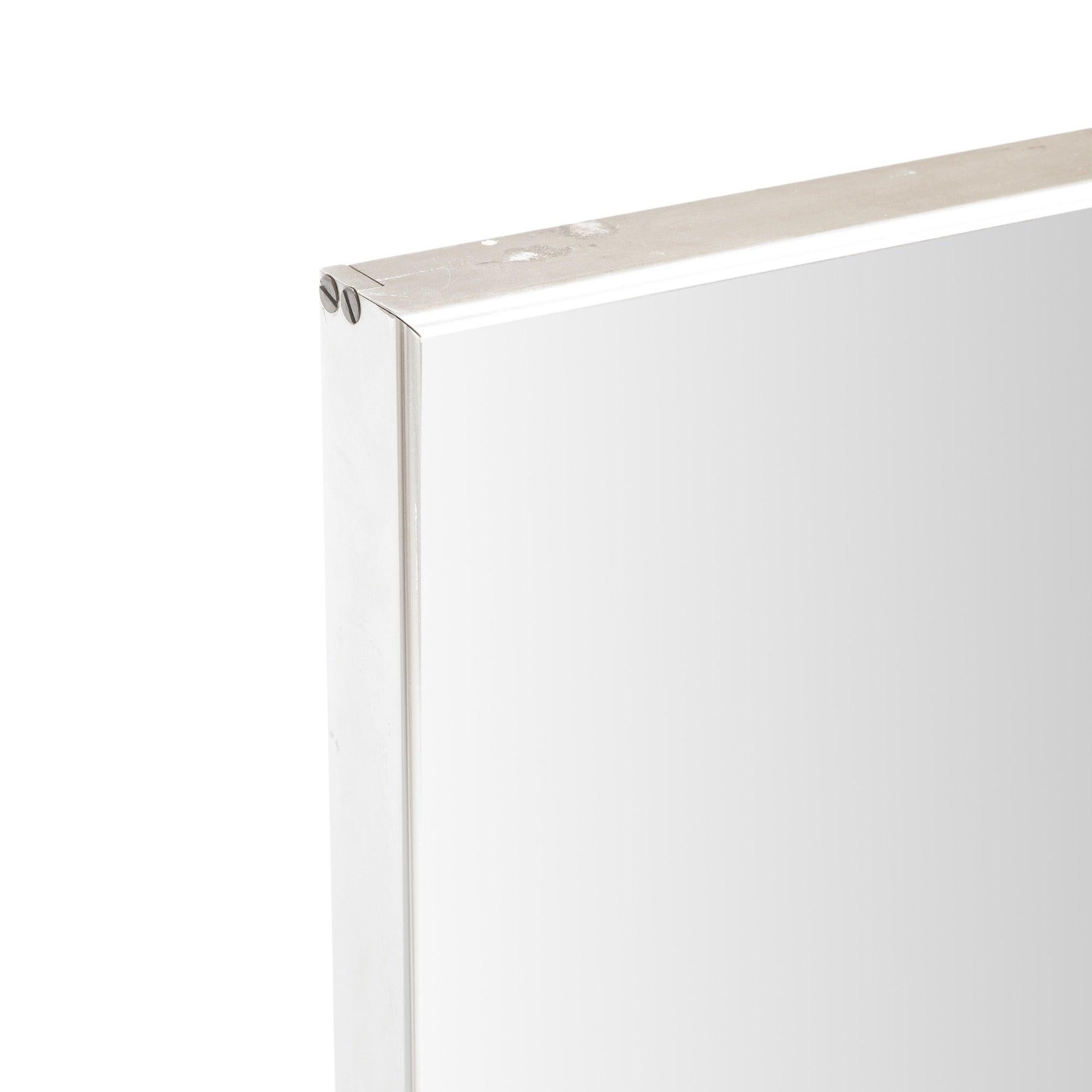 Uno specchio da parete di grandi dimensioni, con una moderna cornice in alluminio smussato e una particolare lavorazione a coda di rondine.