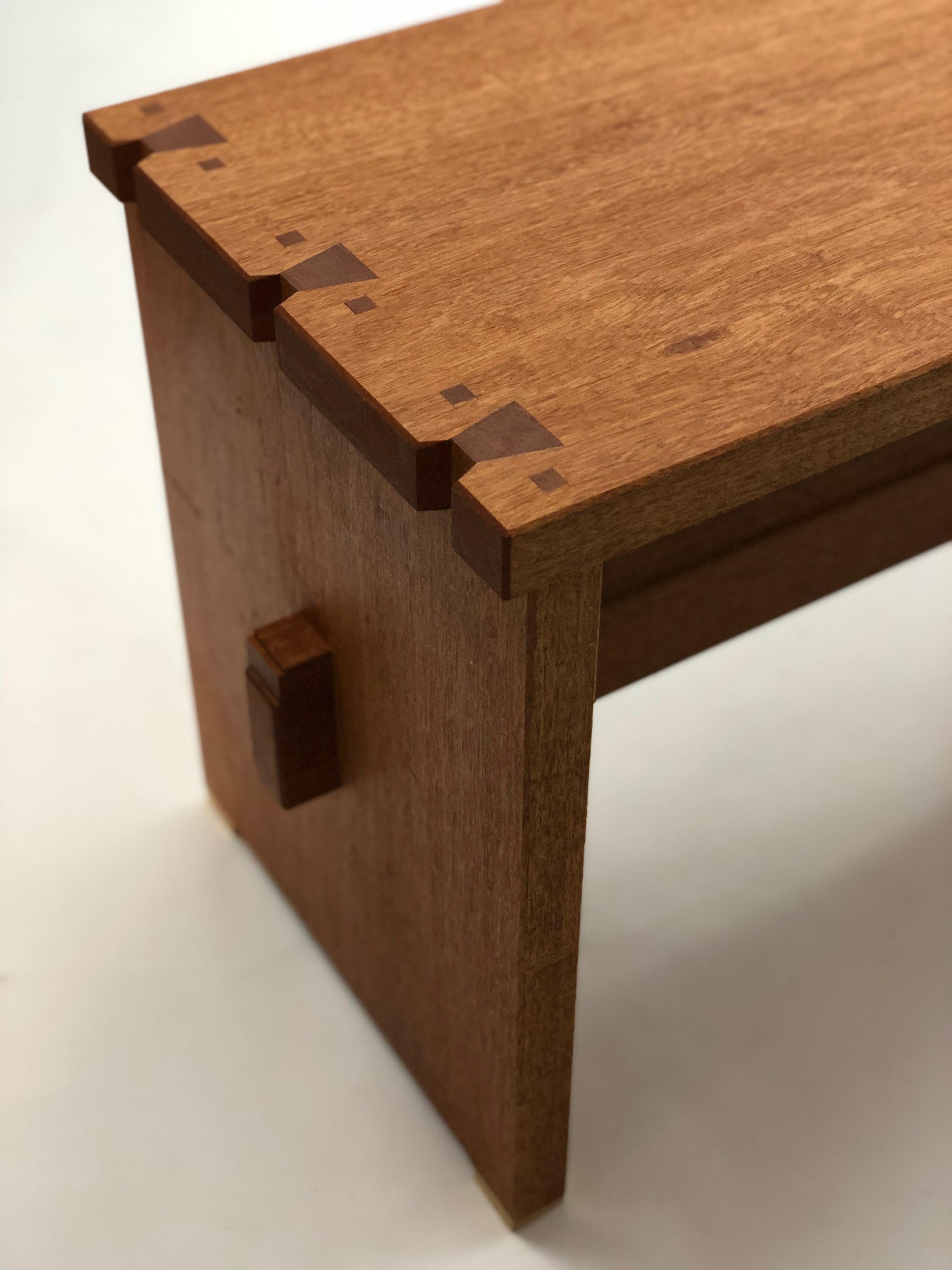 XXIe siècle et contemporain Banc long d'angle à queue d'aronde en acajou en vente