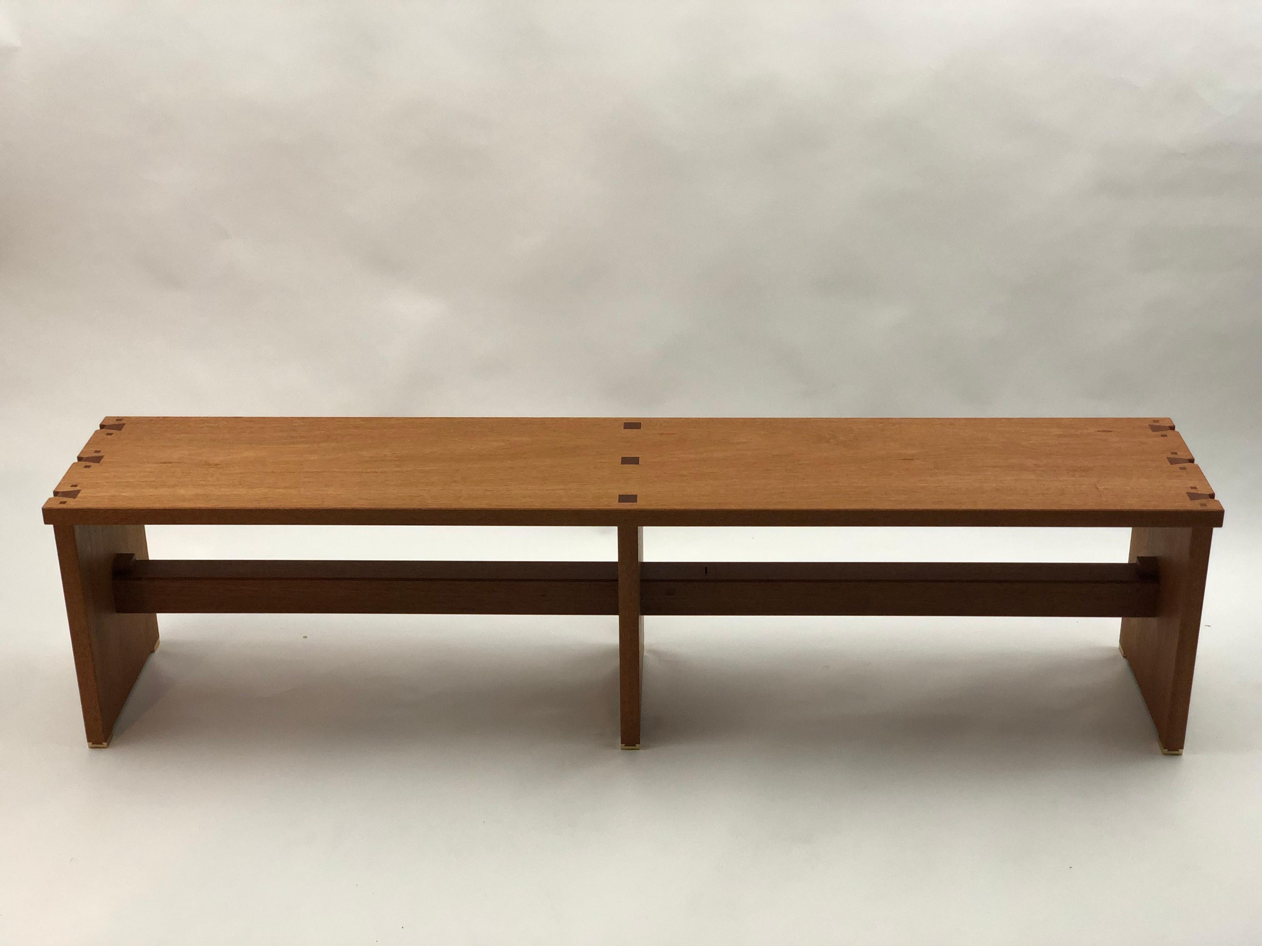 Acajou Banc long d'angle à queue d'aronde en acajou en vente