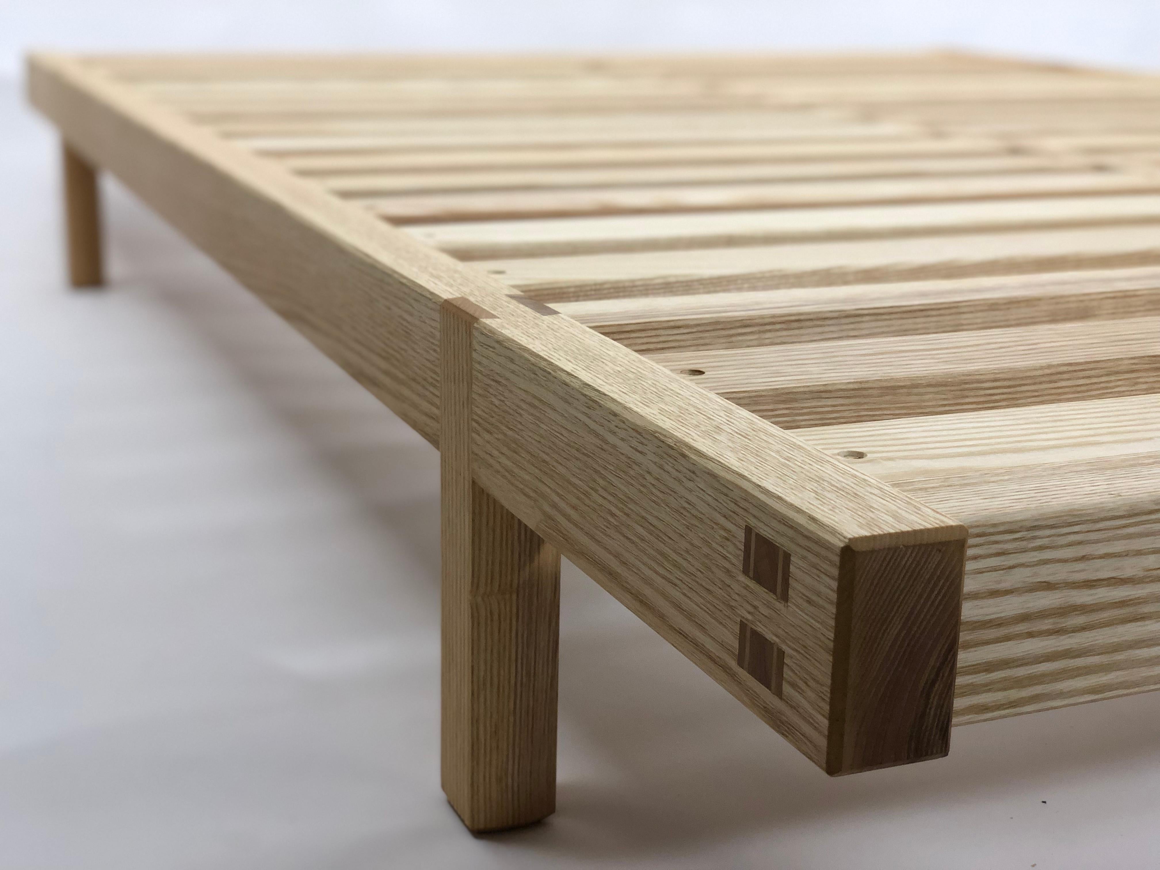 Ce lit est conçu pour s'adapter à une esthétique contemporaine. Ce modèle est soigneusement fabriqué à la main, avec une construction détaillée et une technique traditionnelle qui utilise l'assemblage par emboîtement que l'on trouve dans la