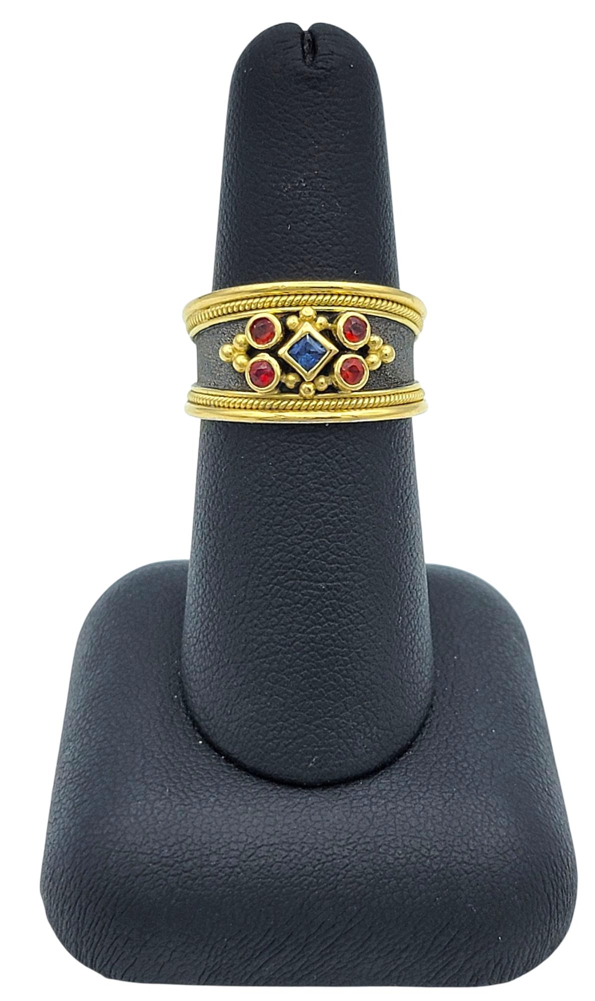 Dovris Anello a fascia con dettaglio di zaffiri rossi e blu in oro giallo 18 carati in vendita 4