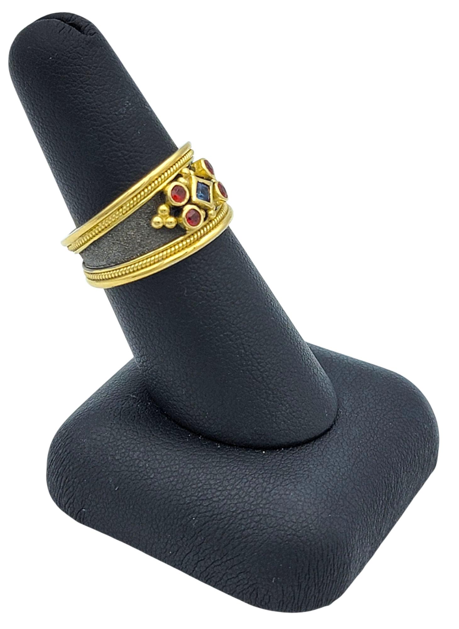 Dovris Anello a fascia con dettaglio di zaffiri rossi e blu in oro giallo 18 carati in vendita 5