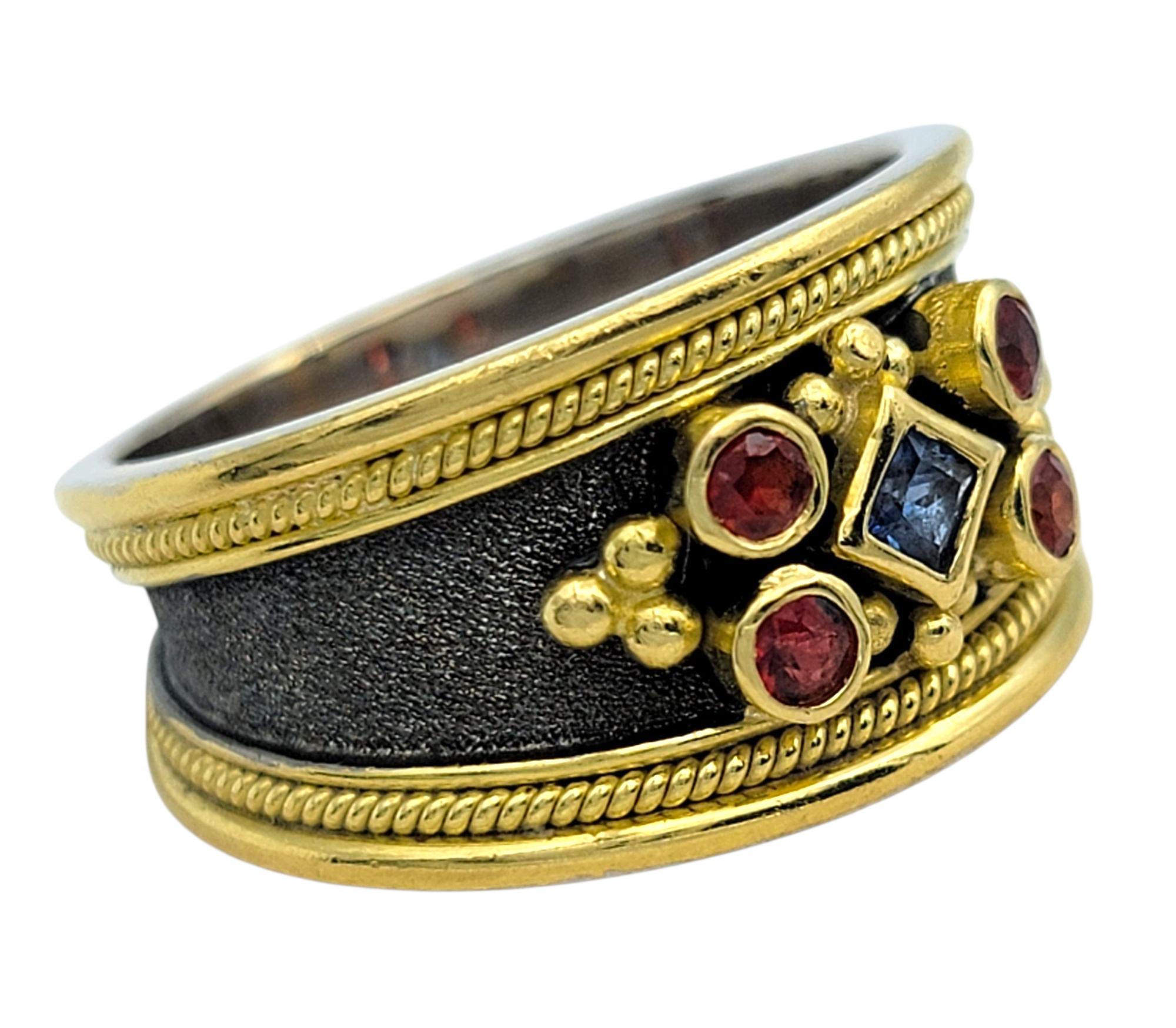 Taglio princess Dovris Anello a fascia con dettaglio di zaffiri rossi e blu in oro giallo 18 carati in vendita