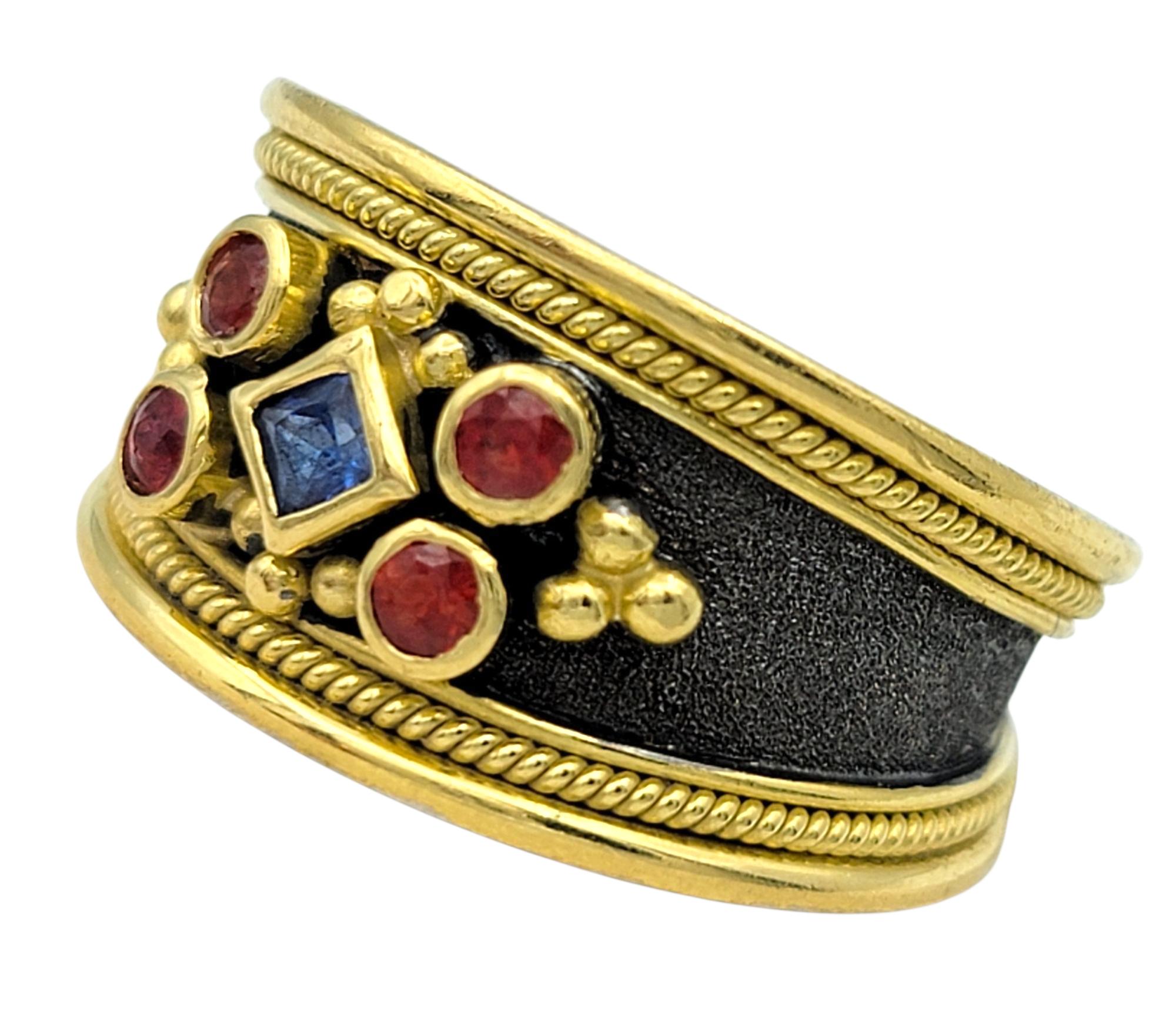 Dovris Anello a fascia con dettaglio di zaffiri rossi e blu in oro giallo 18 carati In condizioni buone in vendita a Scottsdale, AZ
