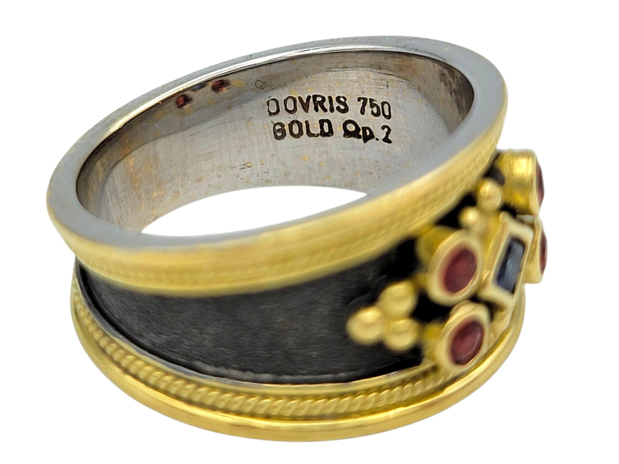 Dovris Anello a fascia con dettaglio di zaffiri rossi e blu in oro giallo 18 carati in vendita 1