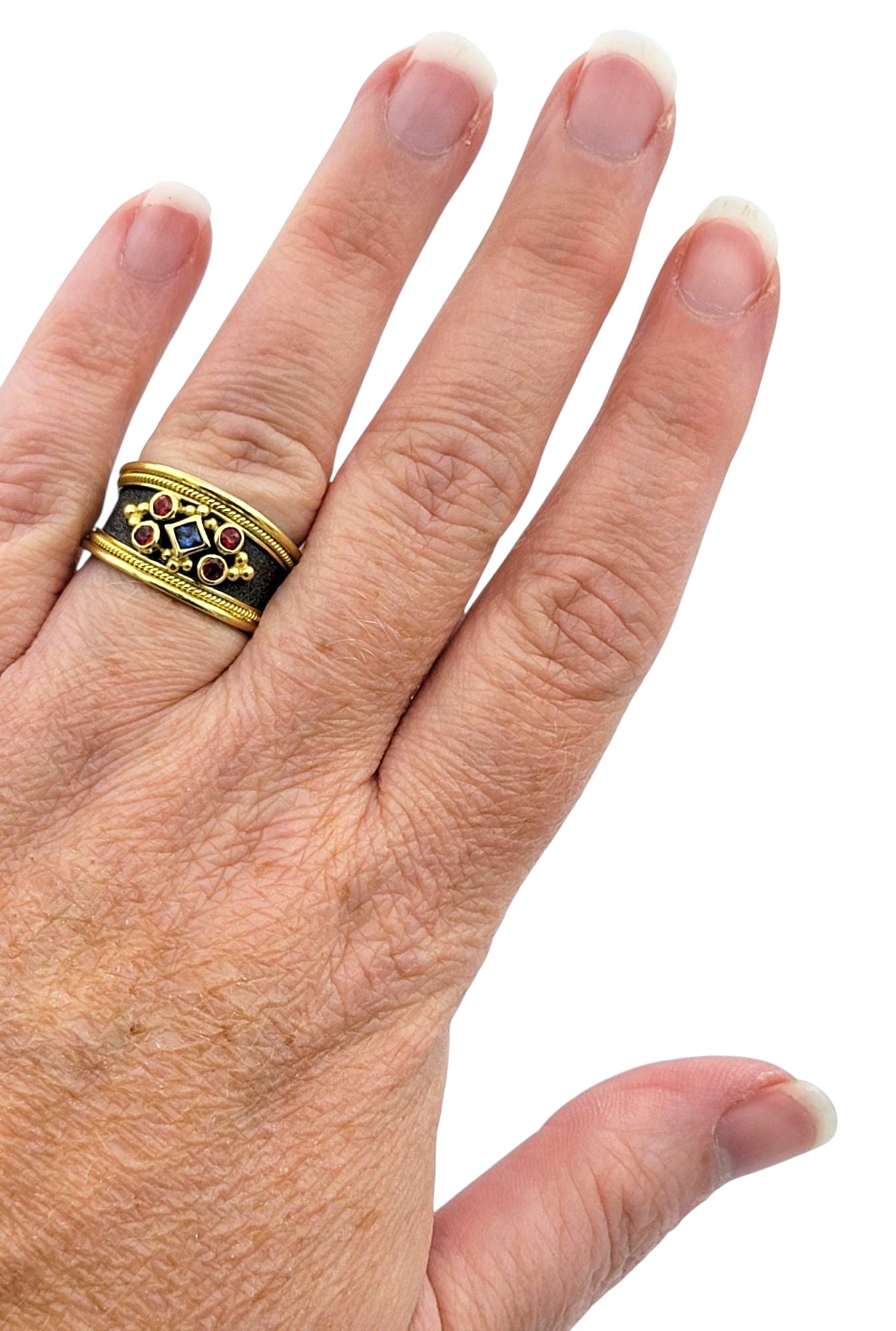 Dovris Anello a fascia con dettaglio di zaffiri rossi e blu in oro giallo 18 carati in vendita 2