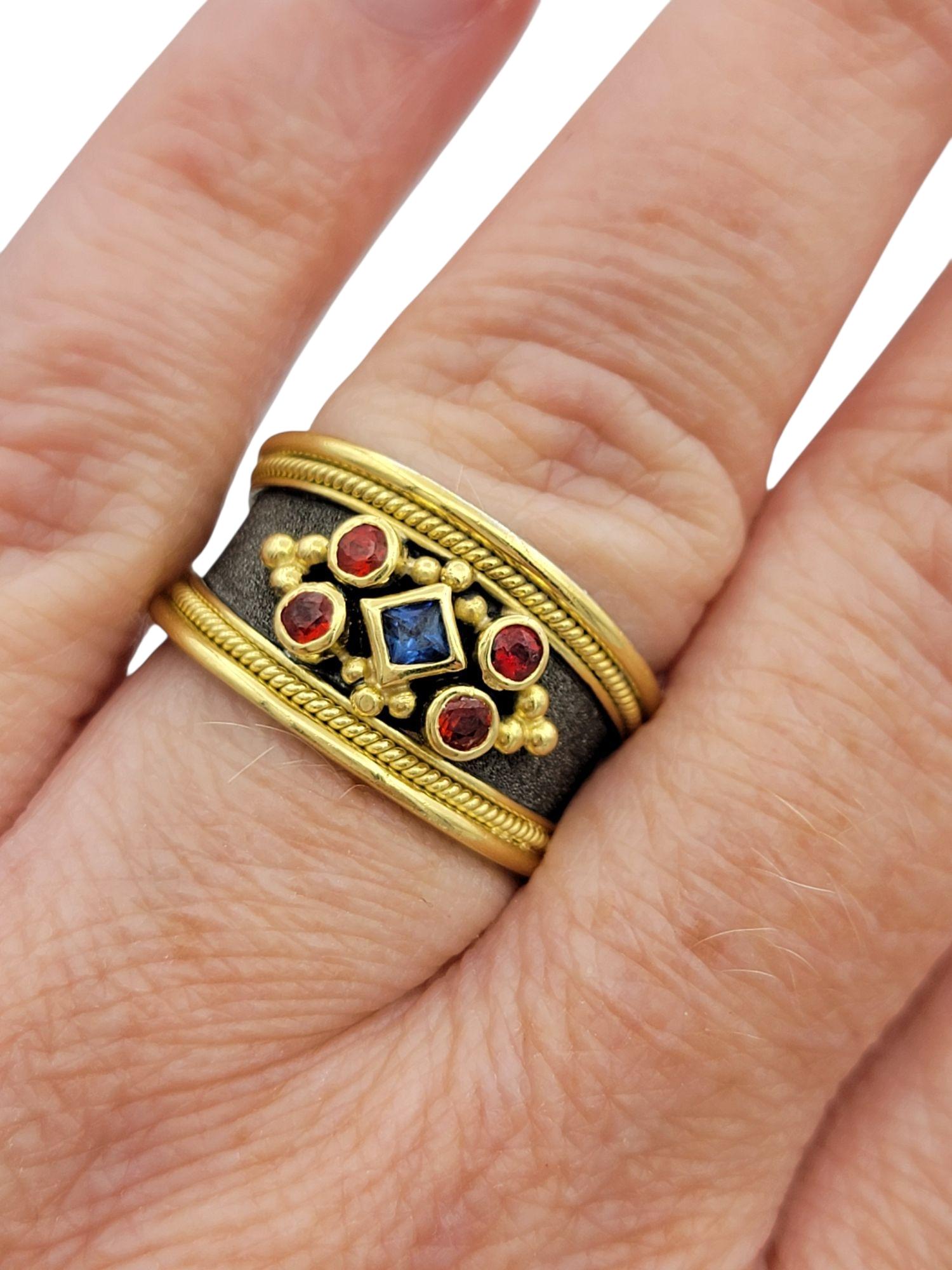 Dovris Anello a fascia con dettaglio di zaffiri rossi e blu in oro giallo 18 carati in vendita 3