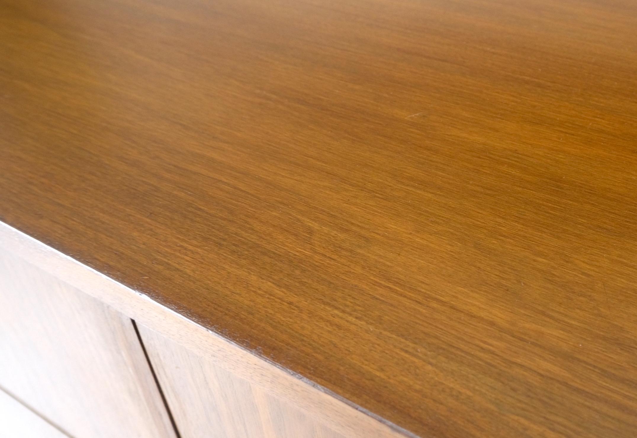 20th Century Dowel Tapered Leg Walnut 6 Drawers Mid Century Dresser w/ Back Splash Mint Cond