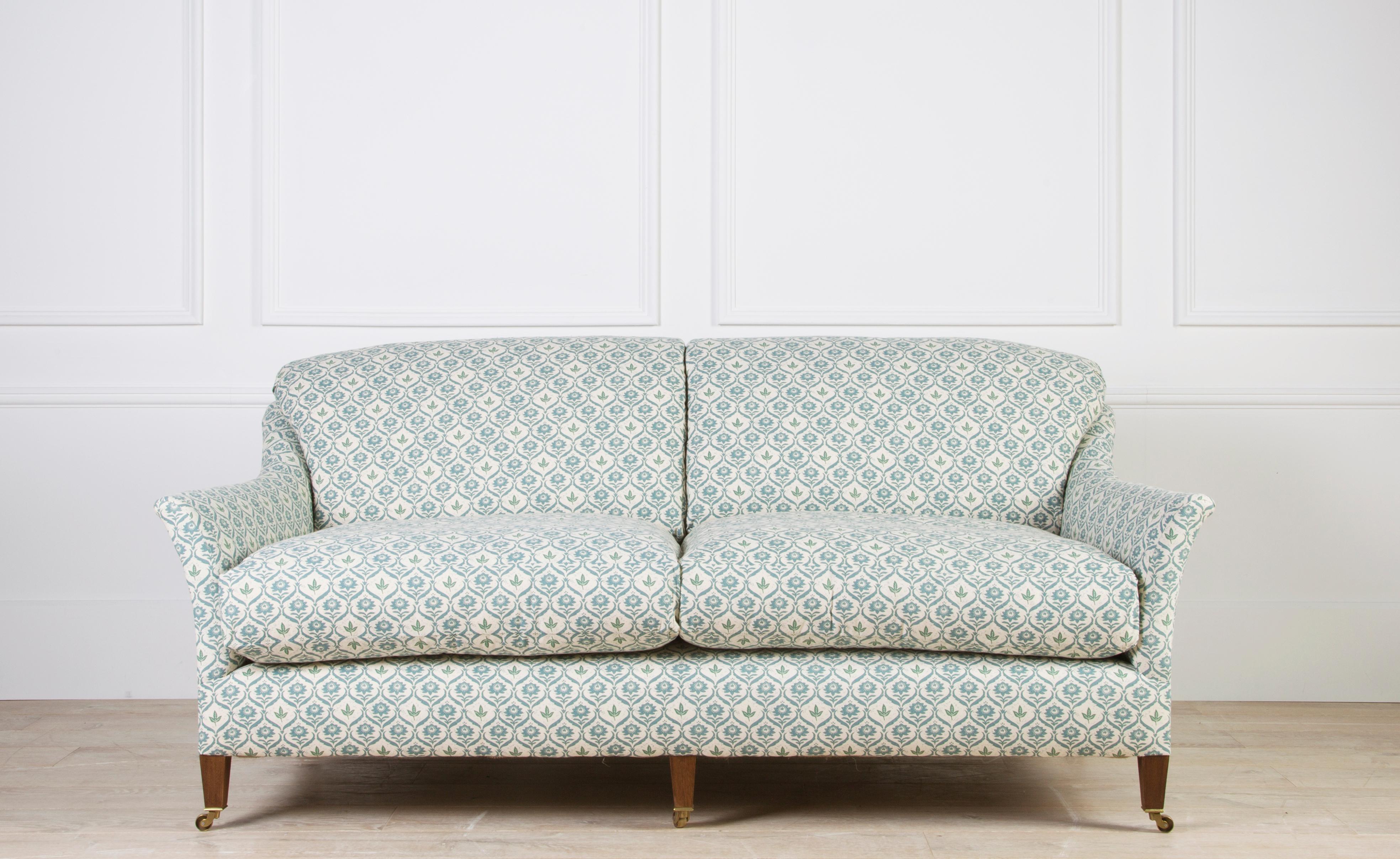 Dieses Sofa ist eine Abwandlung unseres beliebten Elmstead-Modells. Diese Version hat ein integriertes Rückenkissen oder 