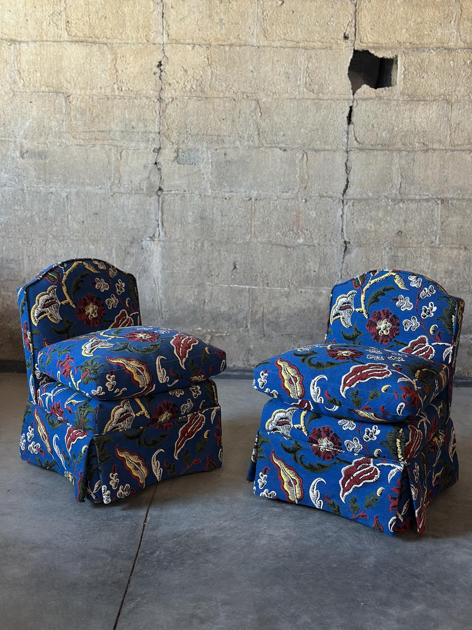 Una bellissima coppia di poltroncine imbottite in piuma d'oca. Risale al periodo Art-Déco, ma è stata appena rivestita con questo splendido tessuto di Pierre Frey 