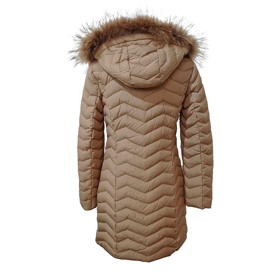 Real down Beige color Raccoon fur With hood (removable) Two pockets Length from shoulder cm 78 (307 inches) Shoulders cm 38 (1496 inches) Small imperfection on the back of the neck but it remains hidden by the fold. See pictures
