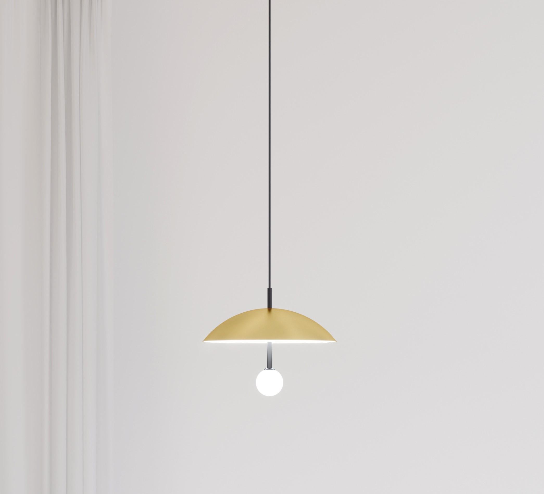 Lampada a sospensione Down di Atelier A Light
Dimensioni: D 40 x L 40 x H 150 cm.
Materiali: Ottone, metallo verniciato a polvere, cavo rivestito in tessuto, pannello in acrilico bianco.

Disponibile nella versione Up & Up o Down.
Disponibile con