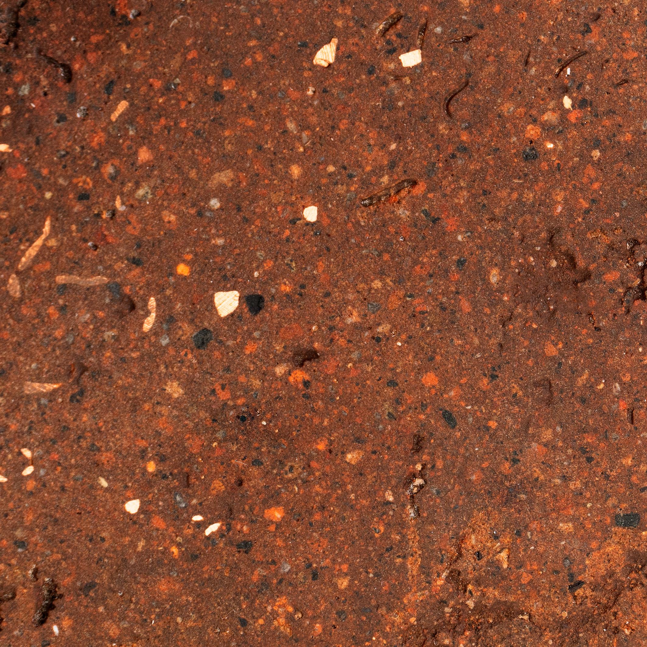 Bodenständig - • Handgeschnitzter Couchtisch aus rotem Erdstein von Odditi im Zustand „Neu“ im Angebot in CAROOL, NSW, AU