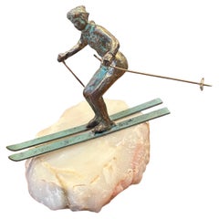 Sculpture de skieur sur socle en onyx par C. Jere