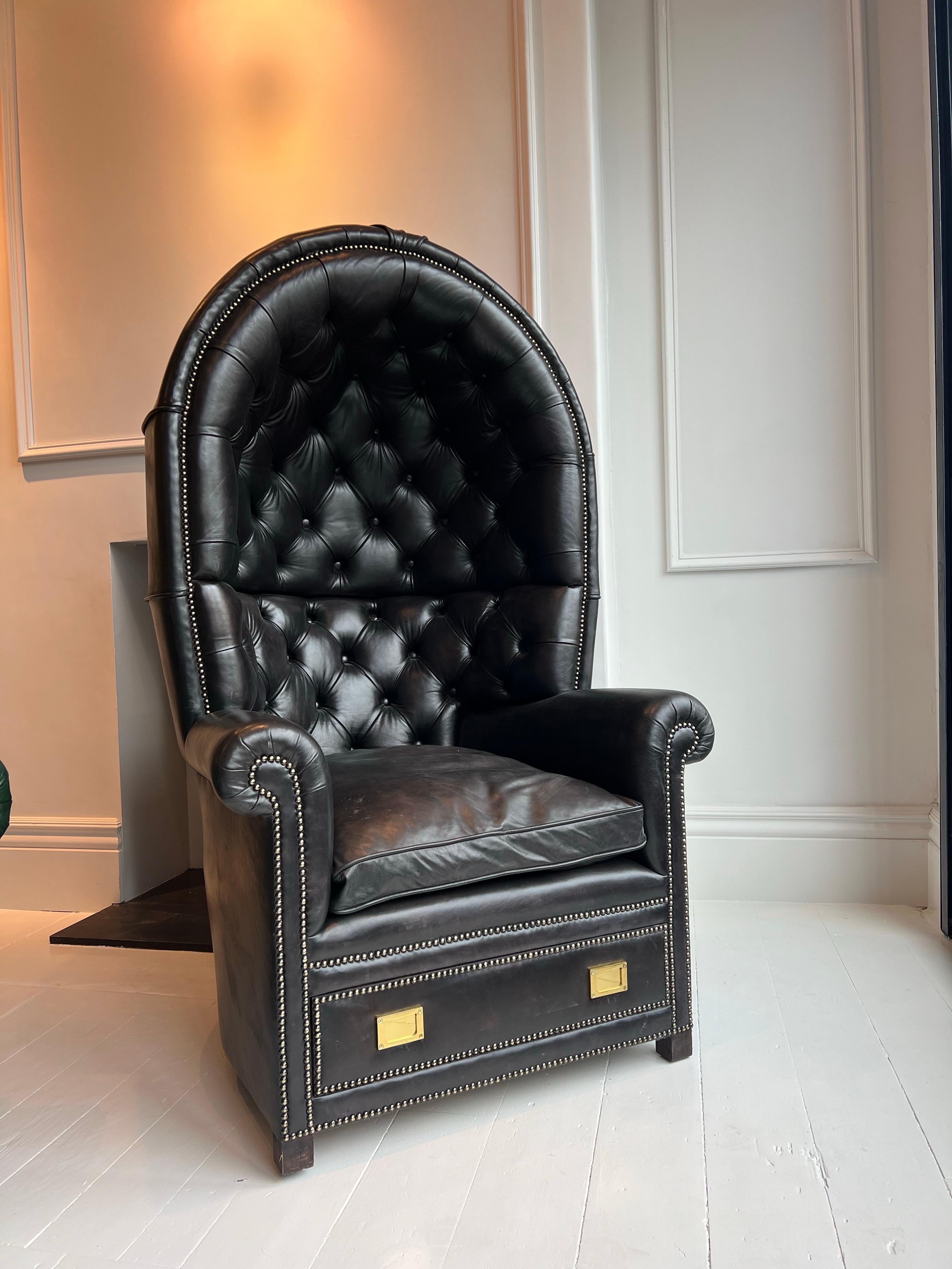 Downing Street Guards Hall Porters Stuhl aus handgefärbtem Leder (Englisch) im Angebot