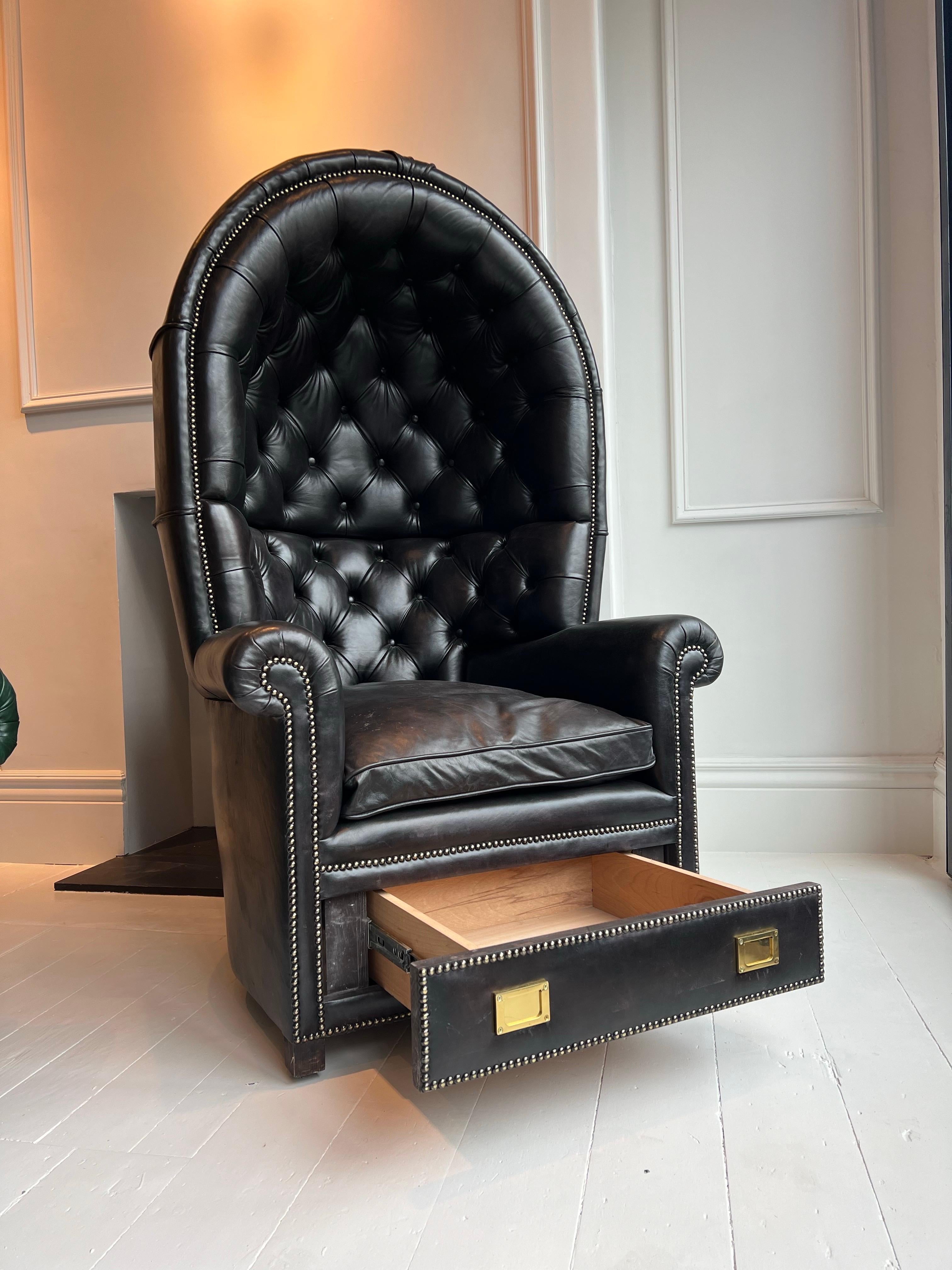 Downing Street Guards Hall Porters Stuhl aus handgefärbtem Leder im Angebot 1