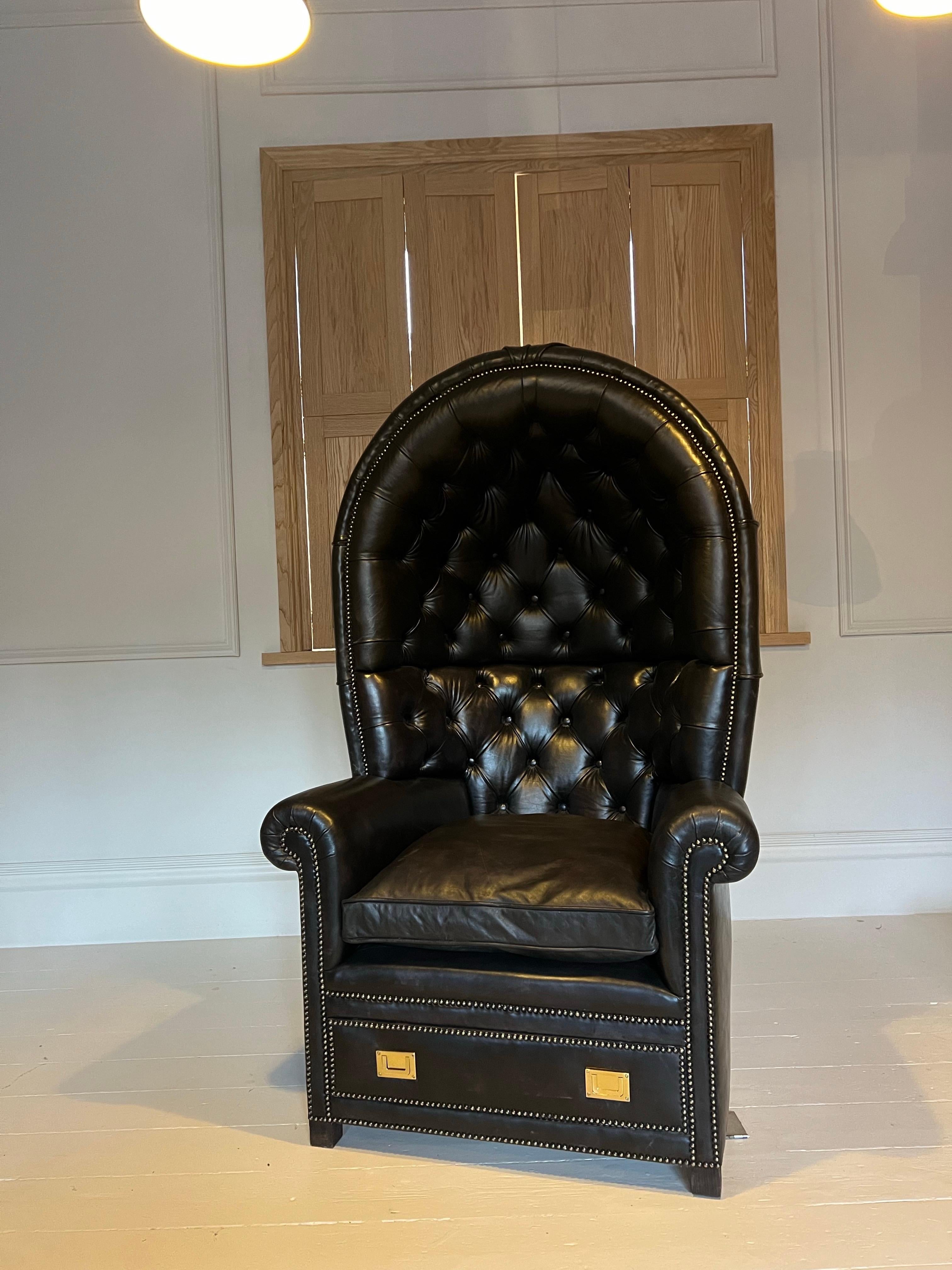 Downing Street Guards Hall Porters Stuhl aus handgefärbtem Leder im Angebot 2