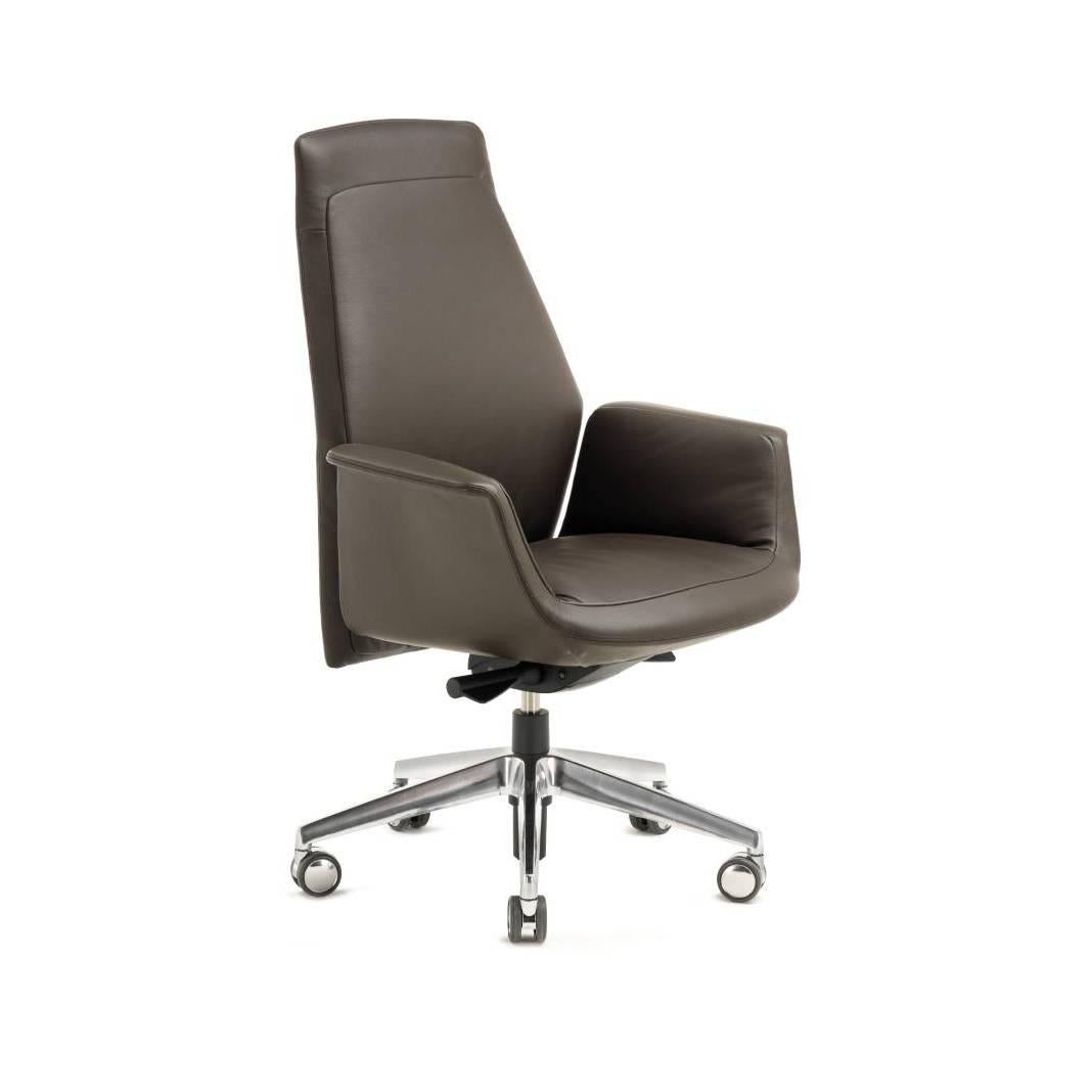 Competent, elegant, timeless… the DownTown chair is for demanding decision-makers looking for comfort and sophistication. A sleek technical seat handcrafted by the Poltrona Frau craftsmen, a guarantee of its quality. Much more than a stunning