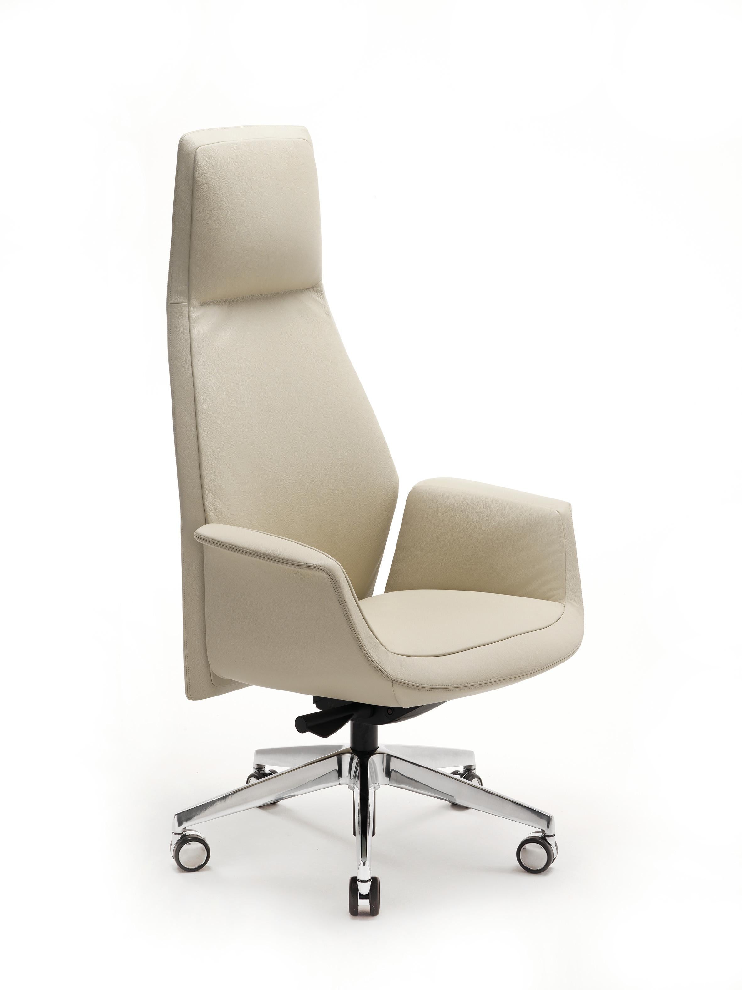 Competent, elegant, timeless… the DownTown chair is for demanding decision-makers looking for comfort and sophistication. A sleek technical seat handcrafted by the Poltrona Frau craftsmen, a guarantee of its quality. Much more than a stunning