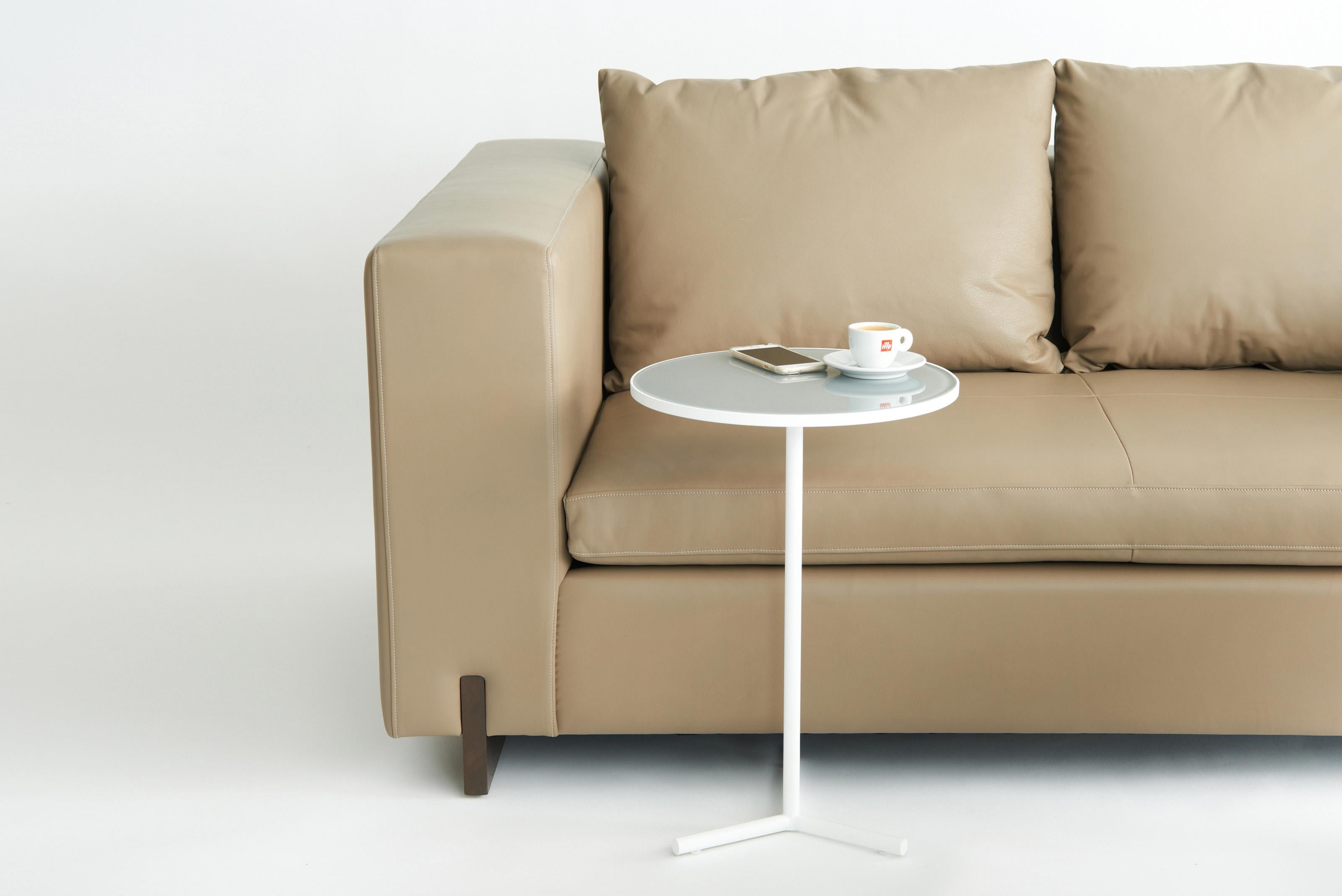 The Downtown Tables are composed of three separate
tables, intended to be used individually or in conjunction
with one another. An offset leg allows for nesting these
tables in various forms and compositions. The offset leg
also allows the 15”