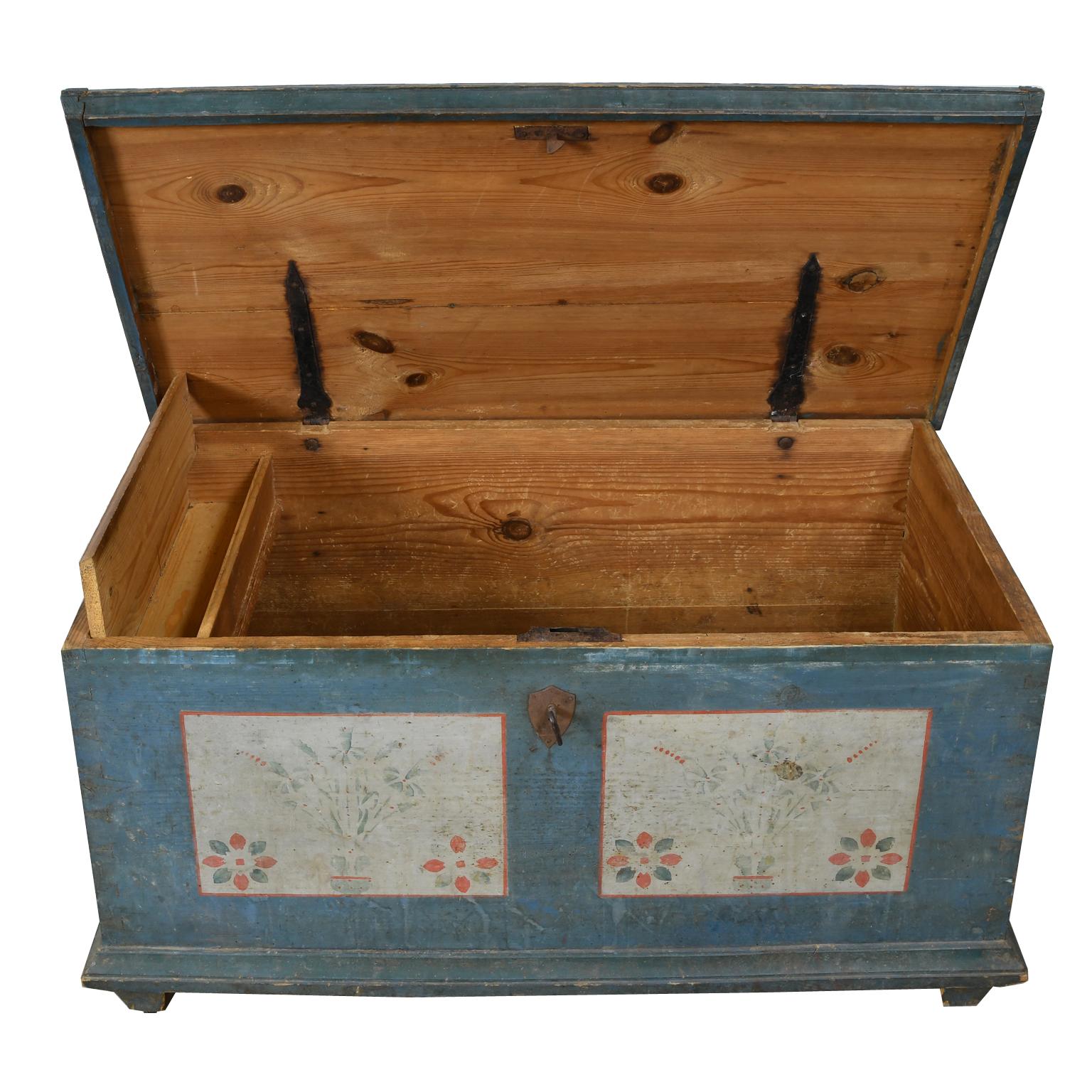 Dowry Chest with Original Blue Paint & Floral Design, Northern Europe circa 1780 In Good Condition In Miami, FL