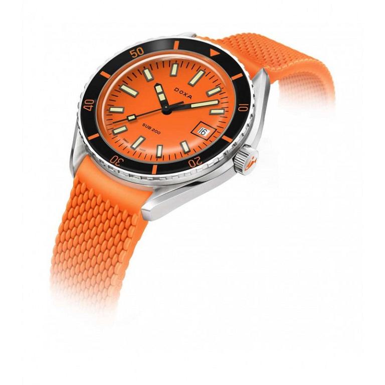 Dévoilée à Baselworld 2019, cette montre de plongée à 3 aiguilles est dotée d'un boîtier en acier inoxydable 316L de la plus haute qualité. D'un diamètre de 42 mm, la SUB 200 est surmontée d'un verre saphir inrayable, traité antireflet et présentant