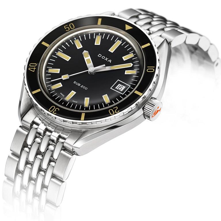 Unveiled at Baselworld 2019, this 3-hand diver's watch has a case made of highest-quality 316L stainless steel. At a diameter of 42 mm, the SUB 200 is topped by a scratch-resistant sapphire crystal with an anti-reflective coating and the distinctive