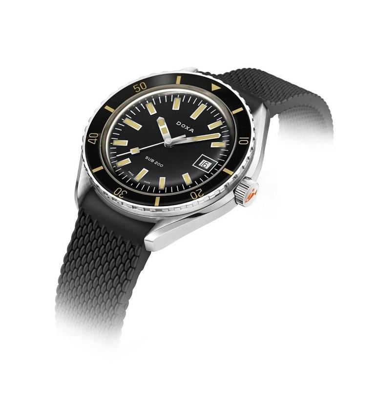 Die auf der Baselworld 2019 vorgestellte 3-Zeiger-Taucheruhr besitzt ein Gehäuse aus hochwertigem 316L-Edelstahl. Mit einem Durchmesser von 42 mm wird die SUB 200 von einem kratzfesten, entspiegelten Saphirglas gekrönt, das die charakteristische