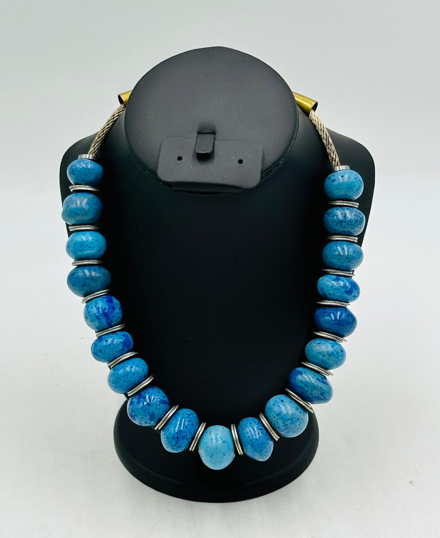 Doyle Lane (1925-2002) Multiperlenkette Blaue Keramikperlen. Original-Keramik (Moderne der Mitte des Jahrhunderts) im Angebot