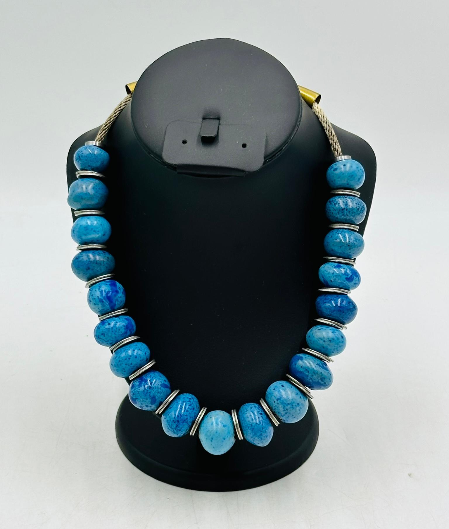 Doyle Lane (1925-2002) Multiperlenkette Blaue Keramikperlen. Original-Keramik (amerikanisch) im Angebot
