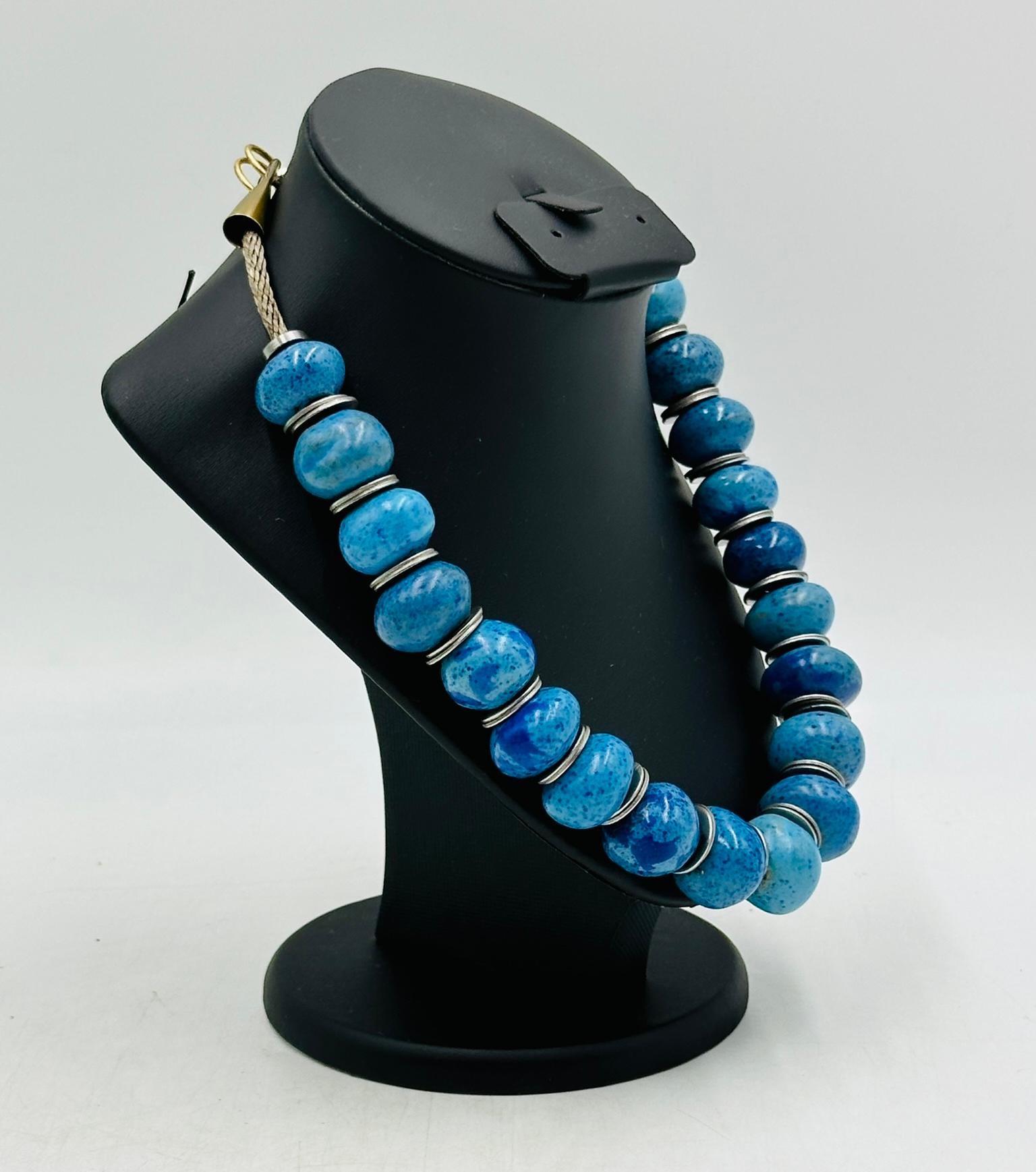 Doyle Lane (1925-2002) Multiperlenkette Blaue Keramikperlen. Original-Keramik (Handgefertigt) im Angebot