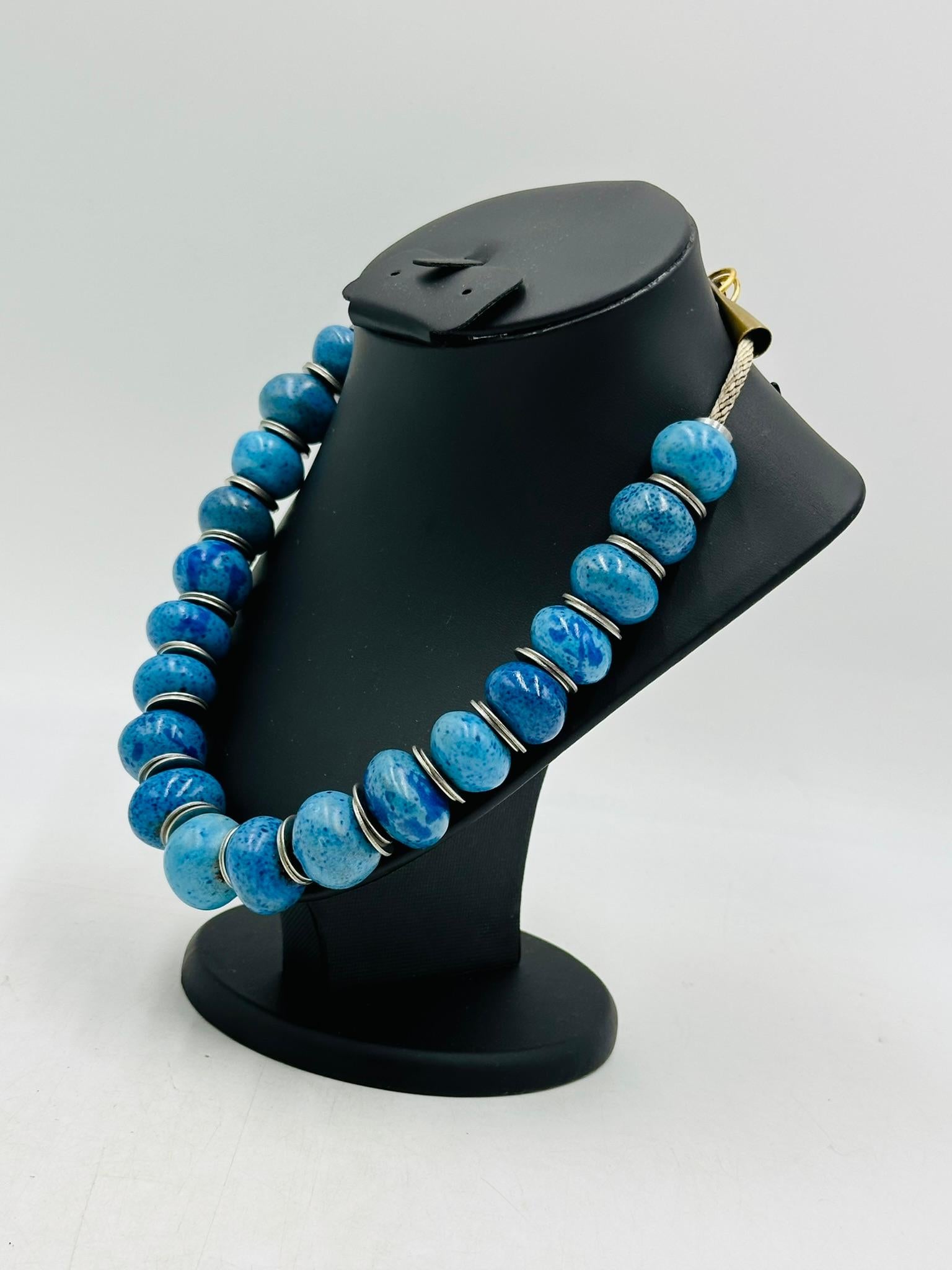 Doyle Lane (1925-2002) Multiperlenkette Blaue Keramikperlen. Original-Keramik (20. Jahrhundert) im Angebot